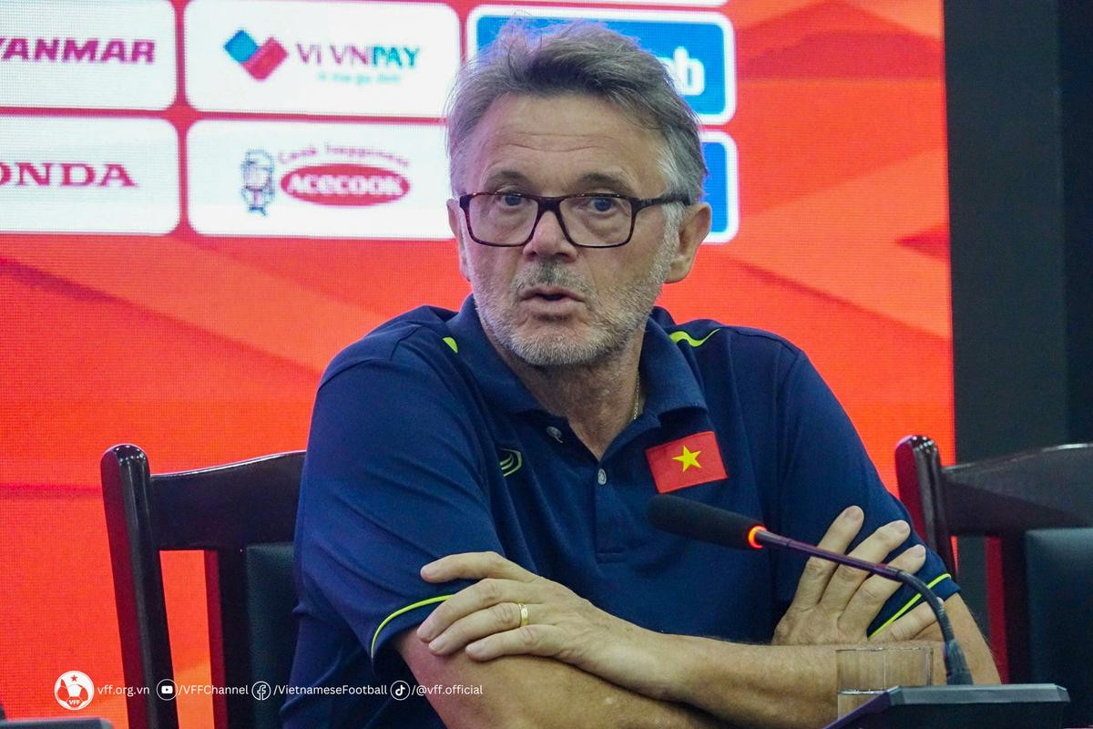 HLV Troussier: Tuyển Việt Nam yếu hơn Trung Quốc, có chút lo về kết quả Ảnh 1