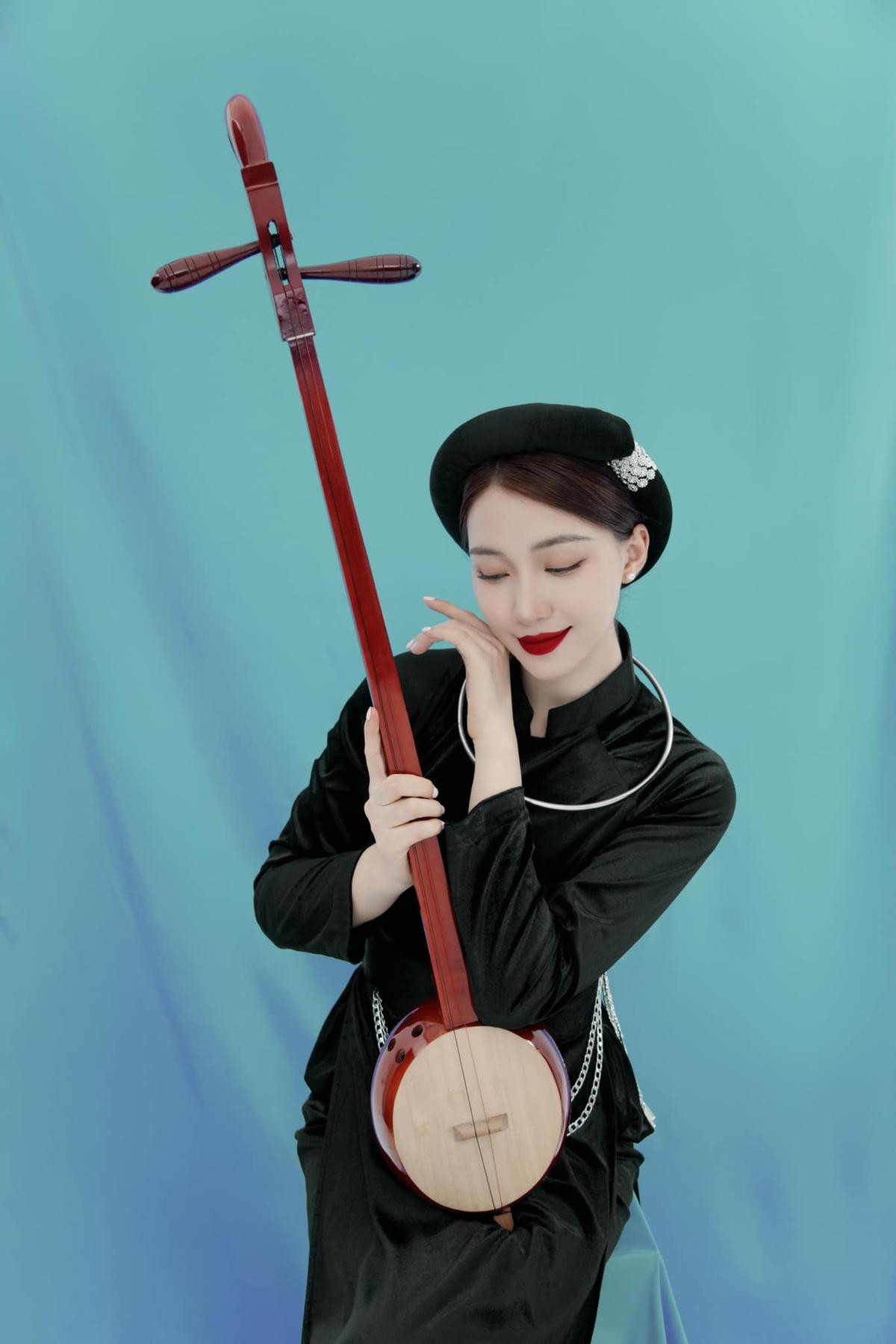 Có thể là hình ảnh về 1 người và đàn violin