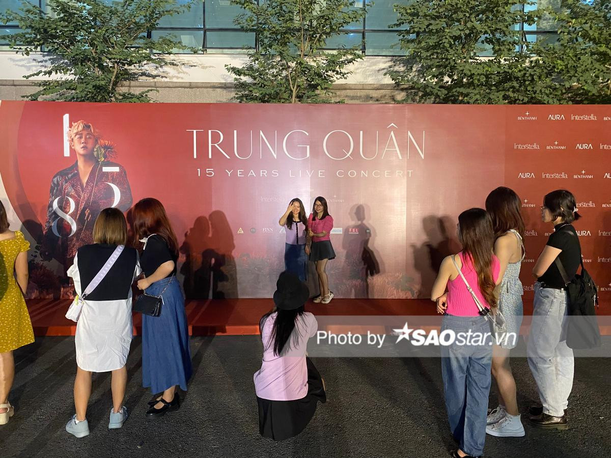 Khung cảnh trước giờ G live-concert Trung Quân Idol: An ninh thắt chặt, khán giả xếp hàng dài chờ đợi Ảnh 3