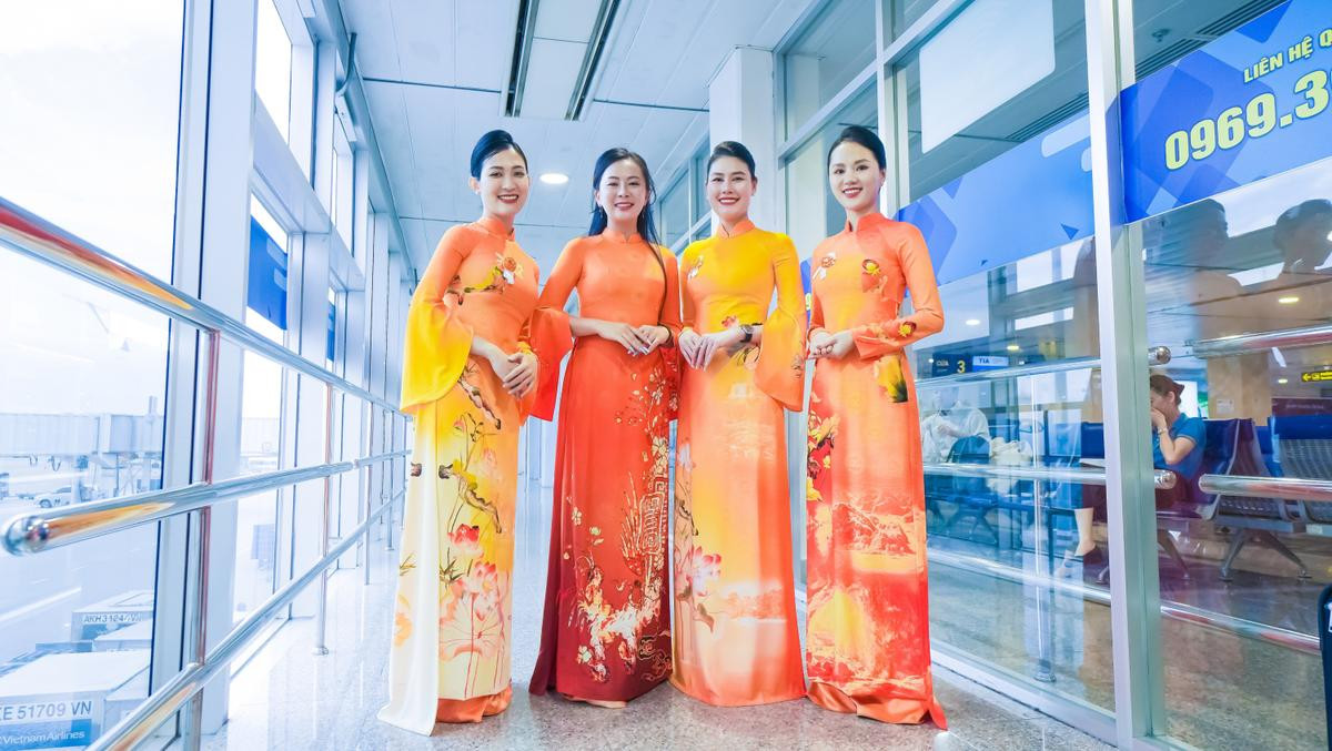 'Sàn runway' độc đáo ở độ cao hơn 10.000m, dàn người mẫu diễn BST áo dài 'tô cam' bầu trời Ảnh 1