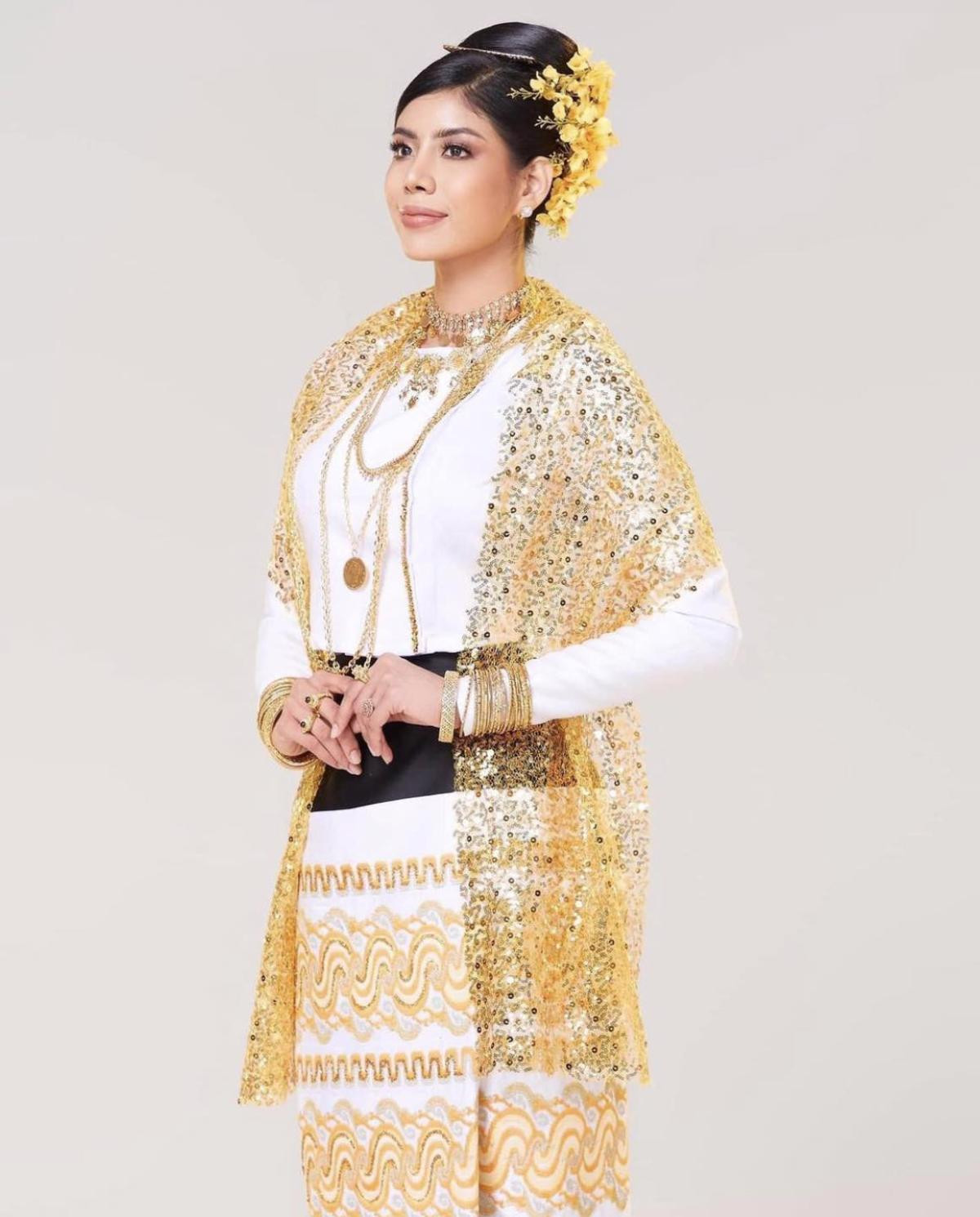 Choáng với National Costume nguyên một 'cây tiền' của Myanmar: Phen này Bùi Quỳnh Hoa hơi mệt Ảnh 1