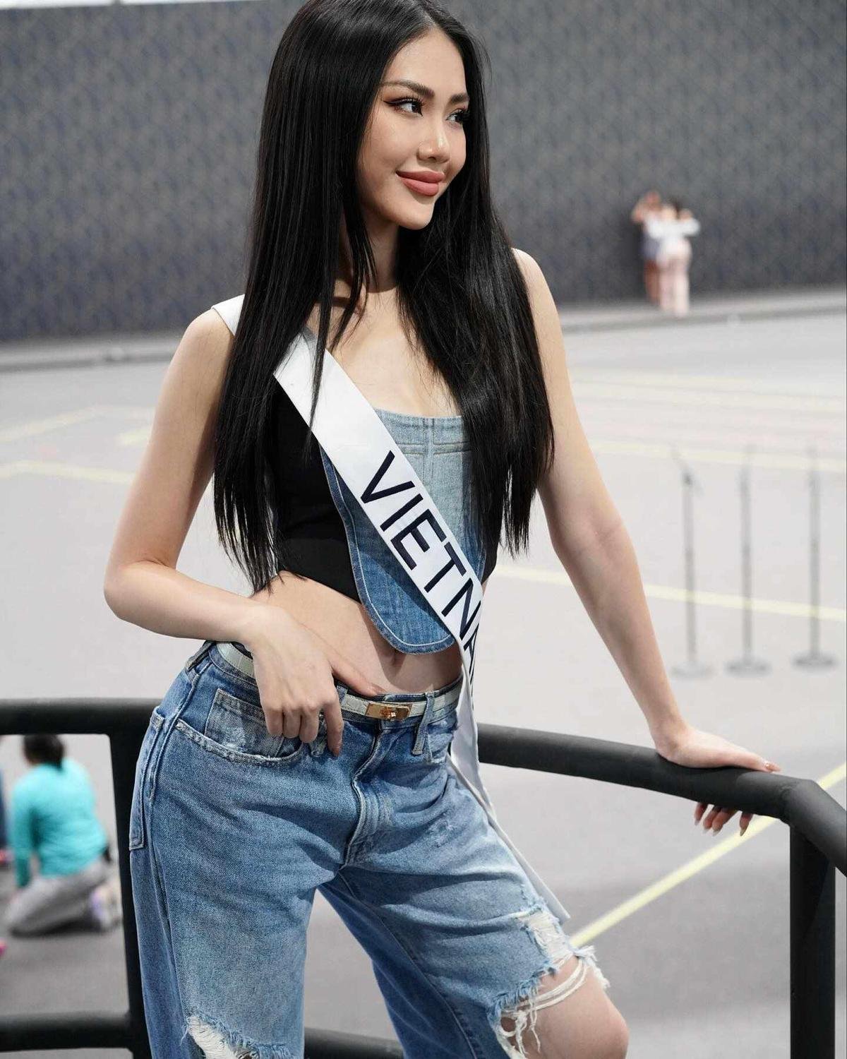 Bùi Quỳnh Hoa hô vang 'Việt Nam' tại diễn tập Miss Universe: Có khiến fan 'nổi da gà' như Phạm Hương? Ảnh 2