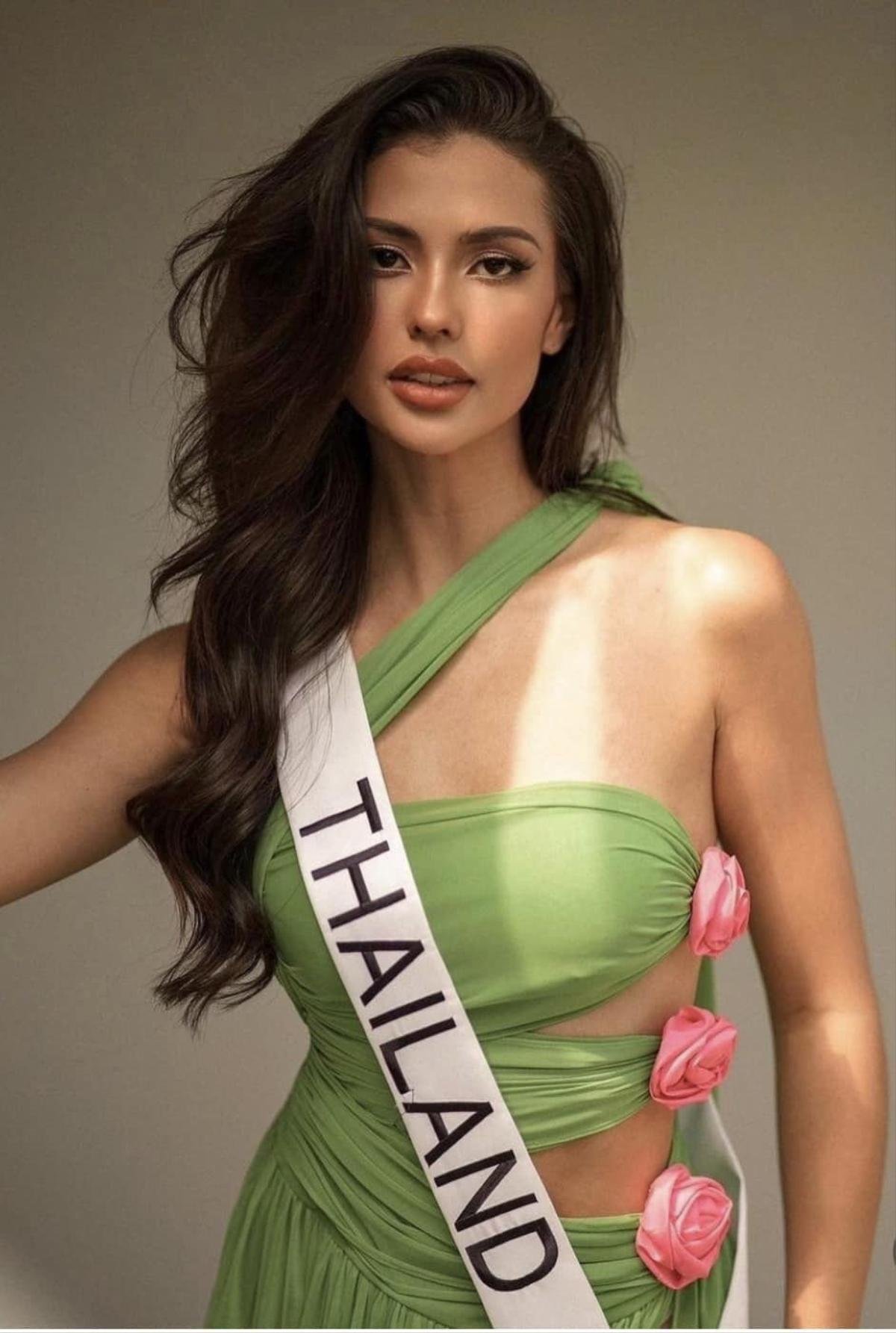 Hai 'quái vật nghìn máu' Miss Univere 2023 chung khung hình: Ai 'chặt' ai đây? Ảnh 2