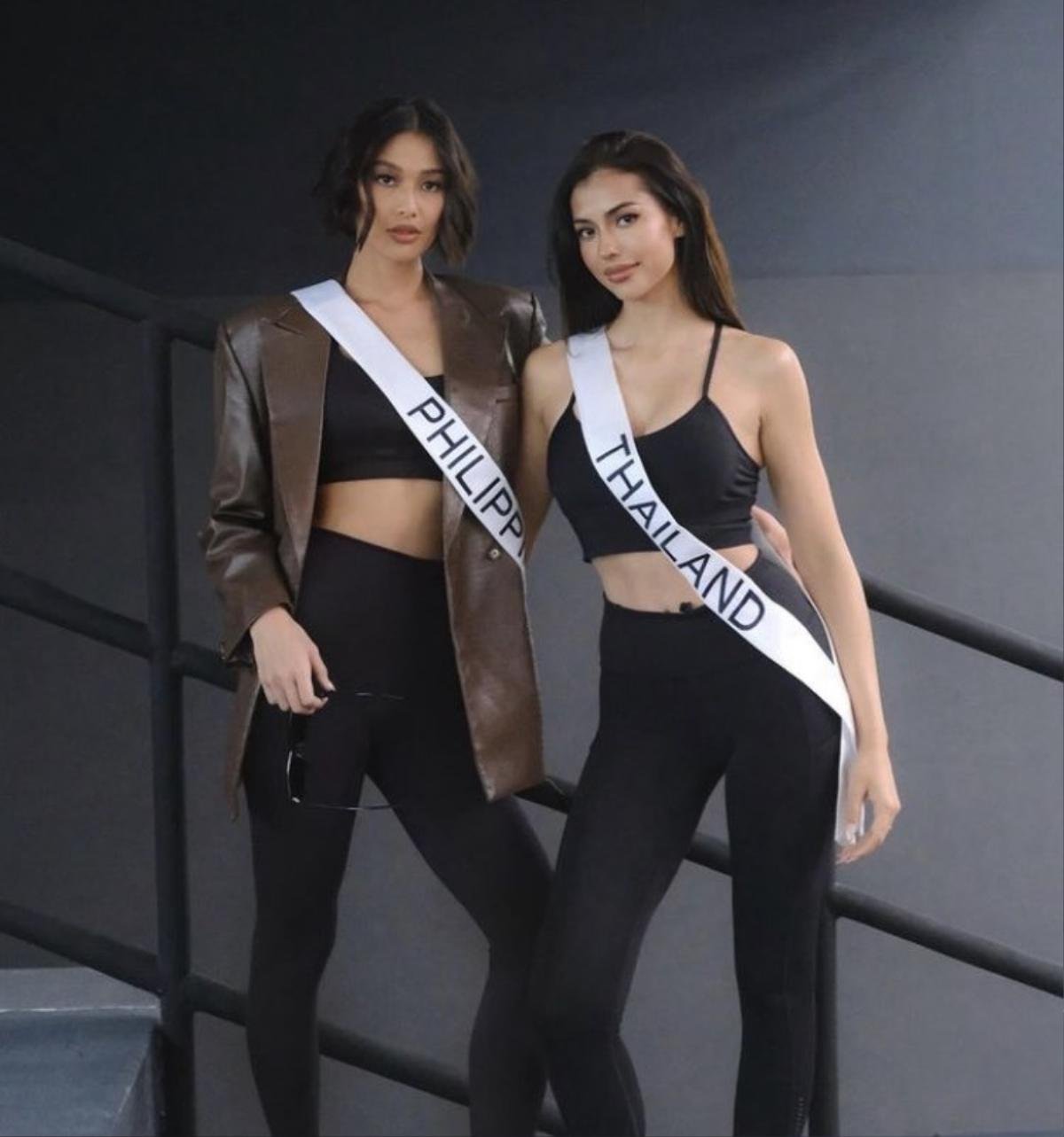 Hai 'quái vật nghìn máu' Miss Univere 2023 chung khung hình: Ai 'chặt' ai đây? Ảnh 1