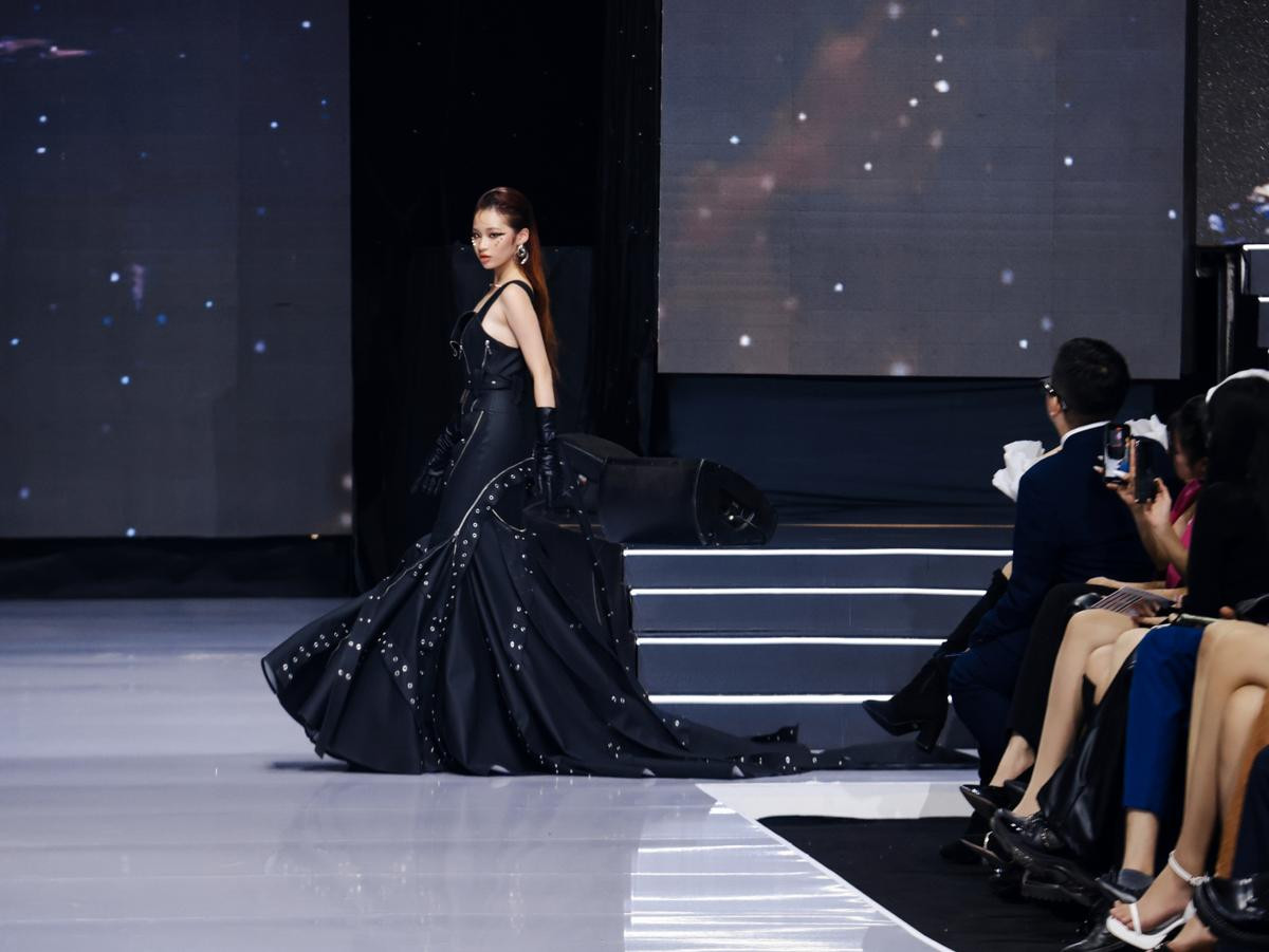 Bảo Hà khoe đôi chân catwalk ngày càng 'bén', tự tin sải bước cùng đàn chị Hồ Quỳnh Hương, Hương Giang Ảnh 15