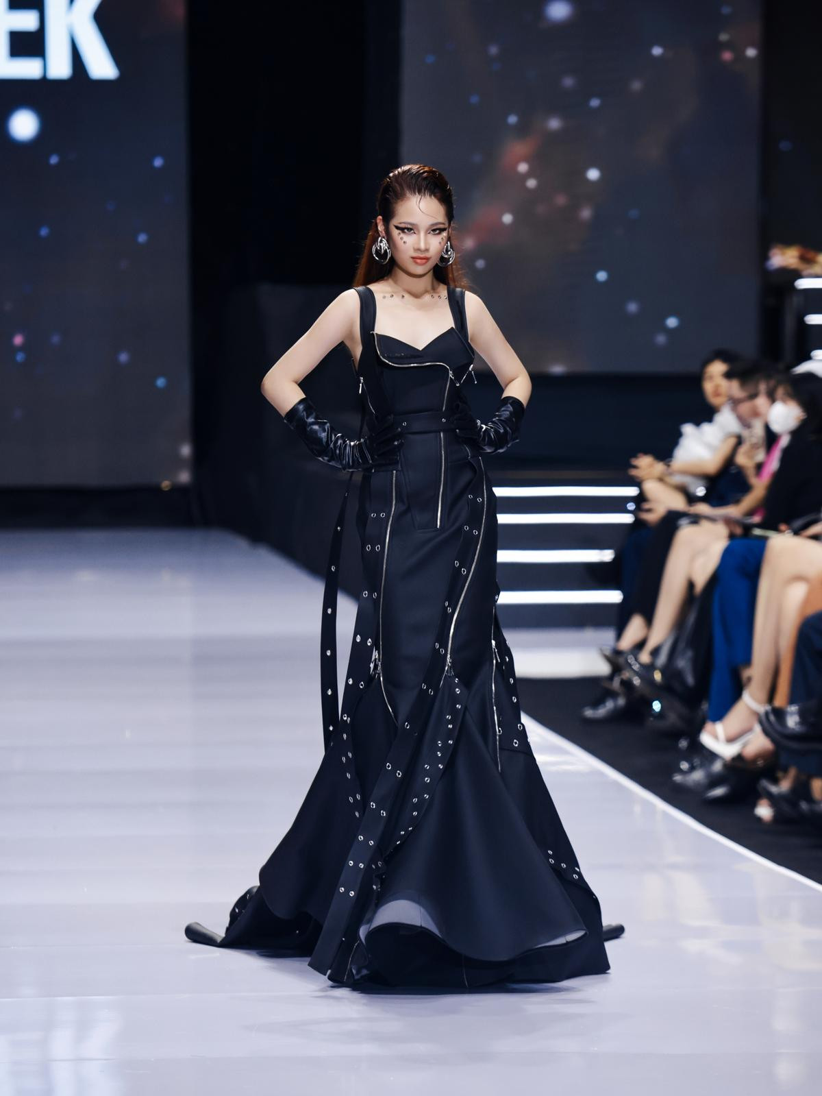 Bảo Hà khoe đôi chân catwalk ngày càng 'bén', tự tin sải bước cùng đàn chị Hồ Quỳnh Hương, Hương Giang Ảnh 14