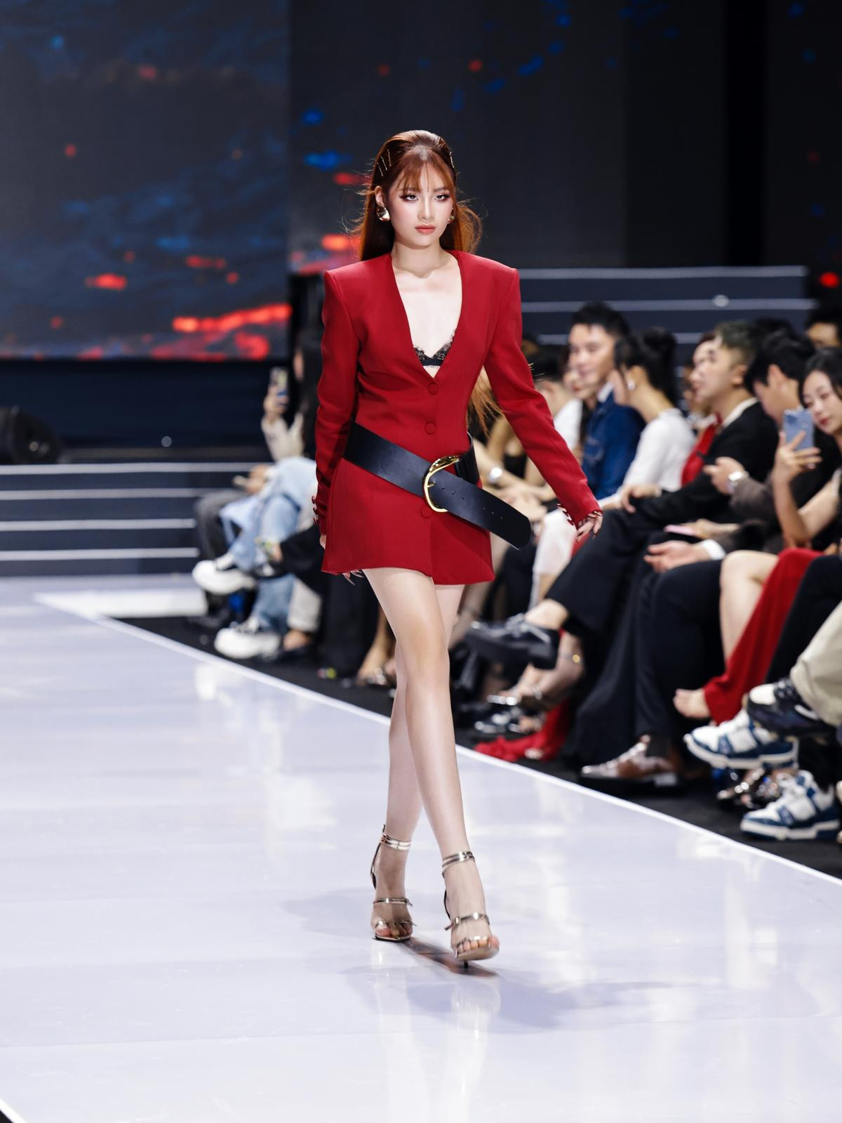 Bảo Hà khoe đôi chân catwalk ngày càng 'bén', tự tin sải bước cùng đàn chị Hồ Quỳnh Hương, Hương Giang Ảnh 6