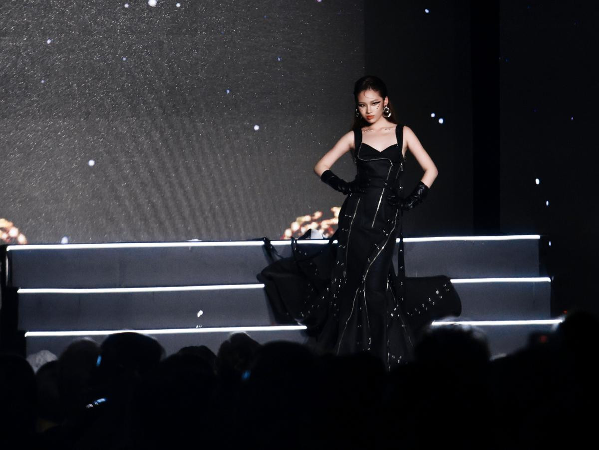 Bảo Hà khoe đôi chân catwalk ngày càng 'bén', tự tin sải bước cùng đàn chị Hồ Quỳnh Hương, Hương Giang Ảnh 17