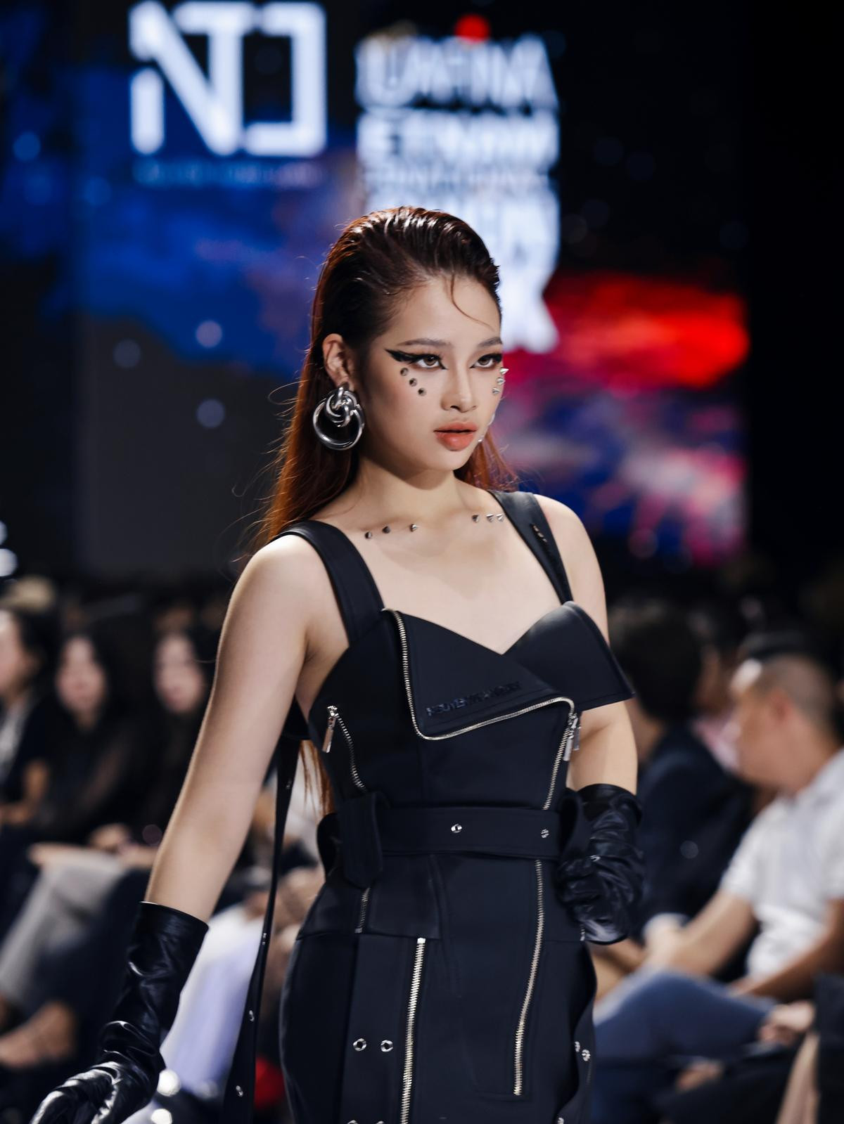 Bảo Hà khoe đôi chân catwalk ngày càng 'bén', tự tin sải bước cùng đàn chị Hồ Quỳnh Hương, Hương Giang Ảnh 16