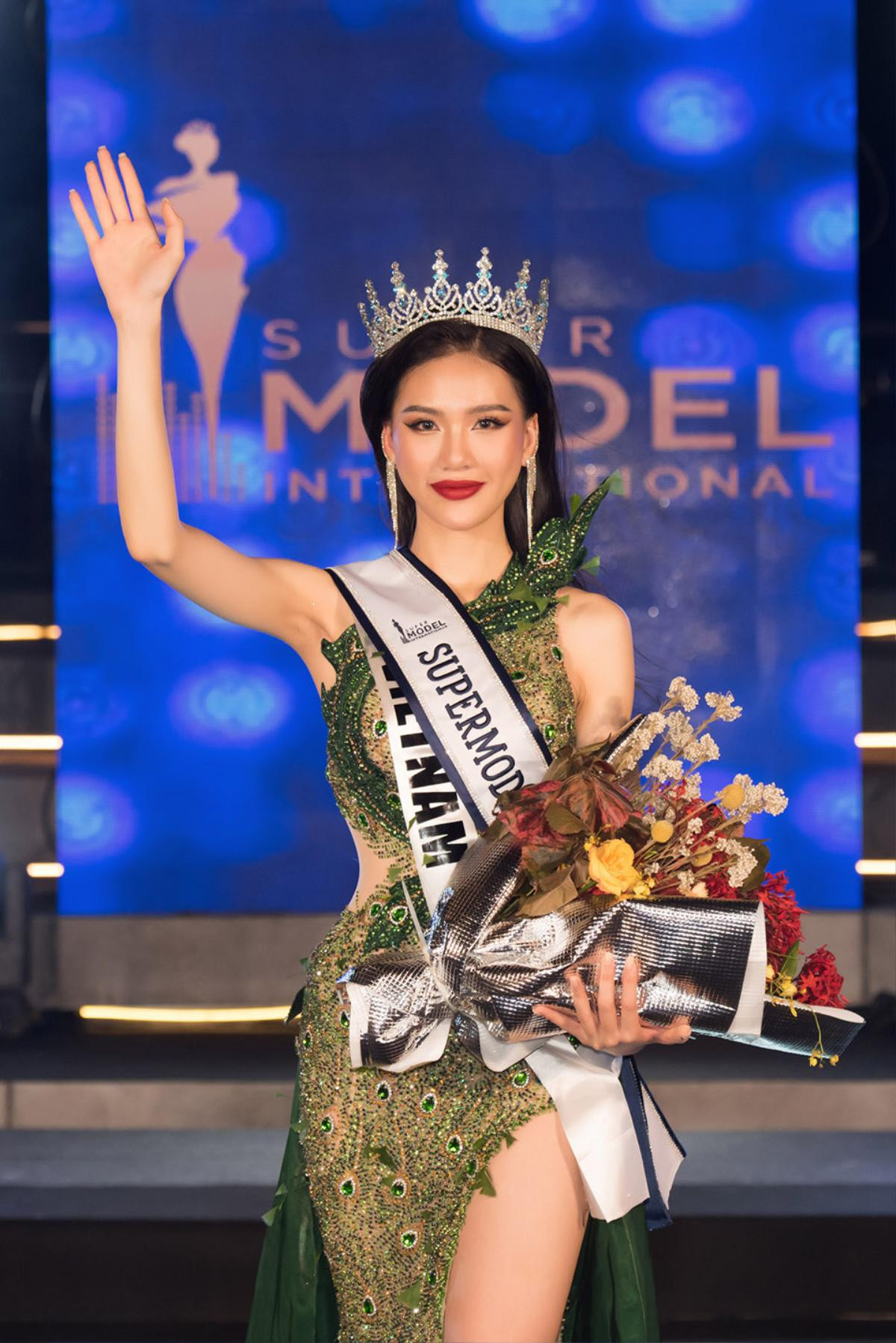 Đang đi thi, Bùi Quỳnh Hoa nhiệt tình hướng dẫn 'đối thủ' catwalk ở Miss Universe Ảnh 4