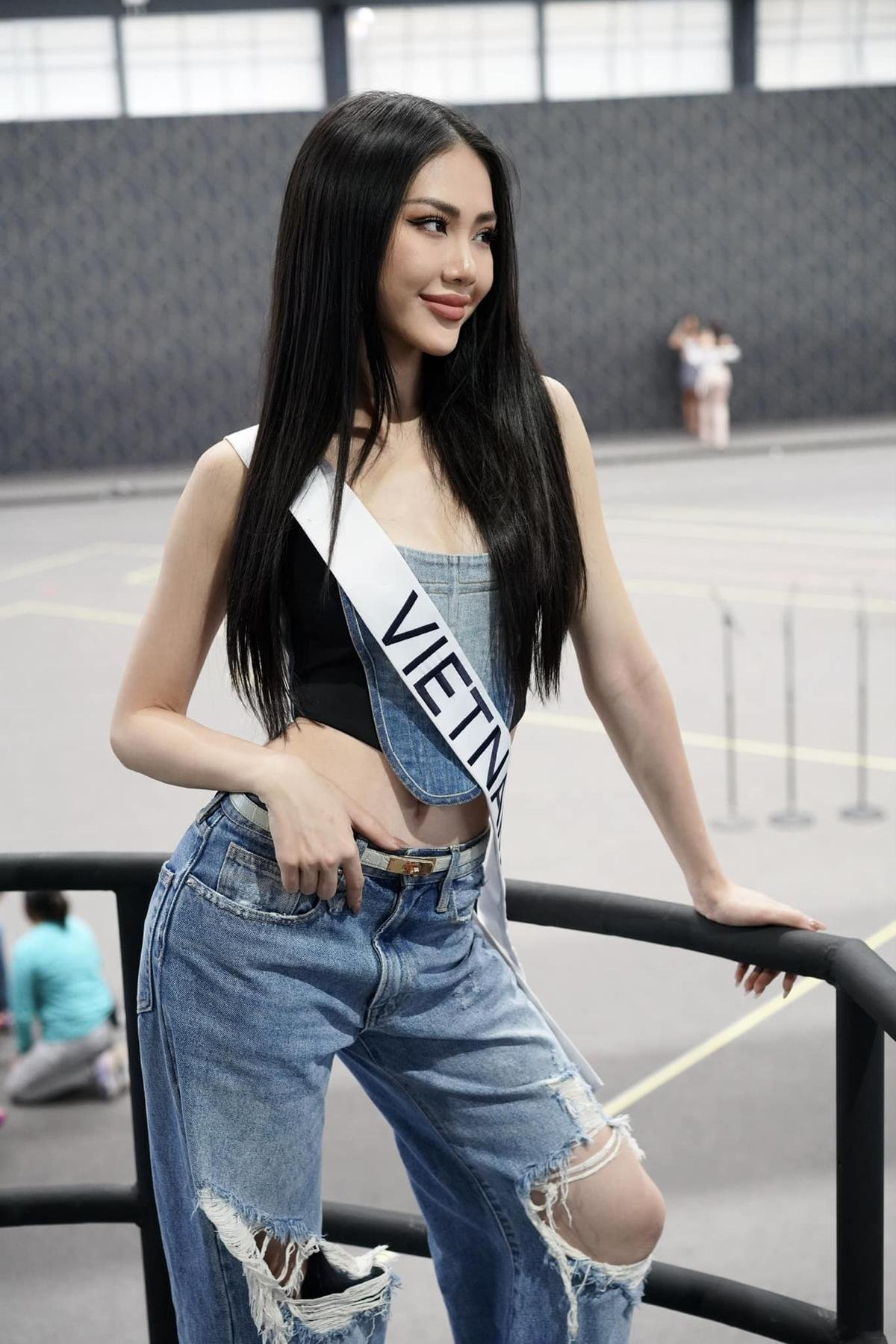 Miss Universe gây tranh cãi khi mời nữ TikToker 20 tuổi làm giám khảo Ảnh 1