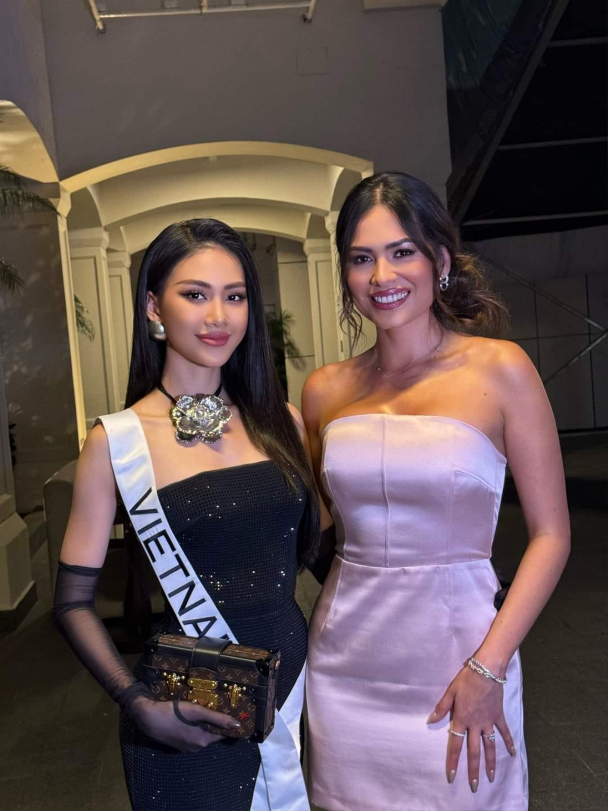 Bùi Quỳnh Hoa đeo túi trăm triệu đọ sắc cùng Miss Universe 2020 Ảnh 1