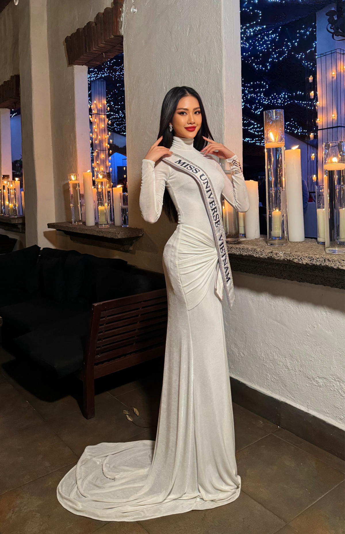 Bùi Quỳnh Hoa đeo túi trăm triệu đọ sắc cùng Miss Universe 2020 Ảnh 5