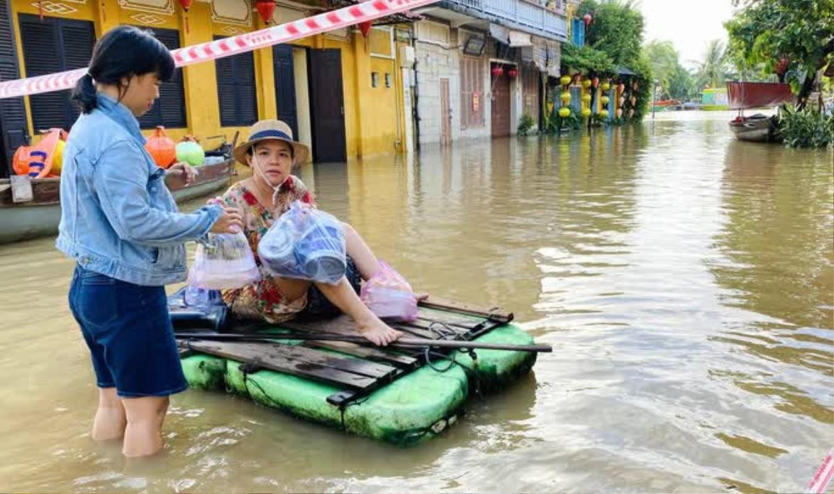 Hình ảnh Hội An chìm trong nước lũ, người dân chèo thuyền bè đi lại Ảnh 6