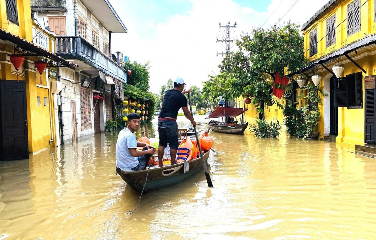 Hình ảnh Hội An chìm trong nước lũ, người dân chèo thuyền bè đi lại Ảnh 1