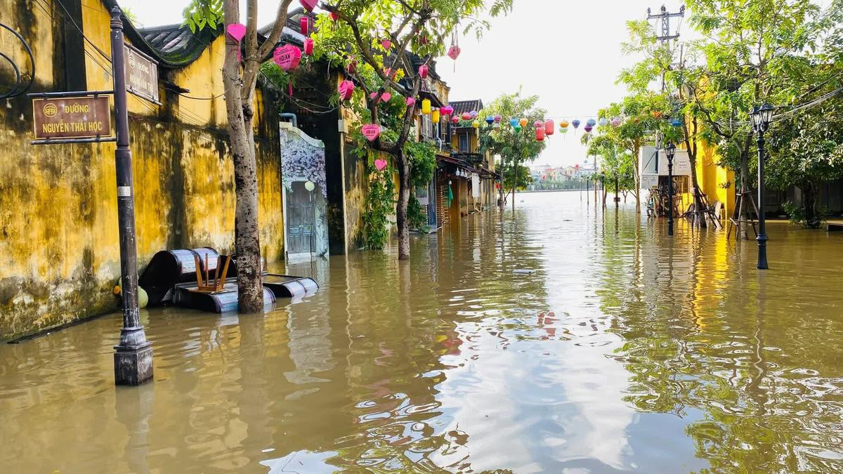 Hình ảnh Hội An chìm trong nước lũ, người dân chèo thuyền bè đi lại Ảnh 10