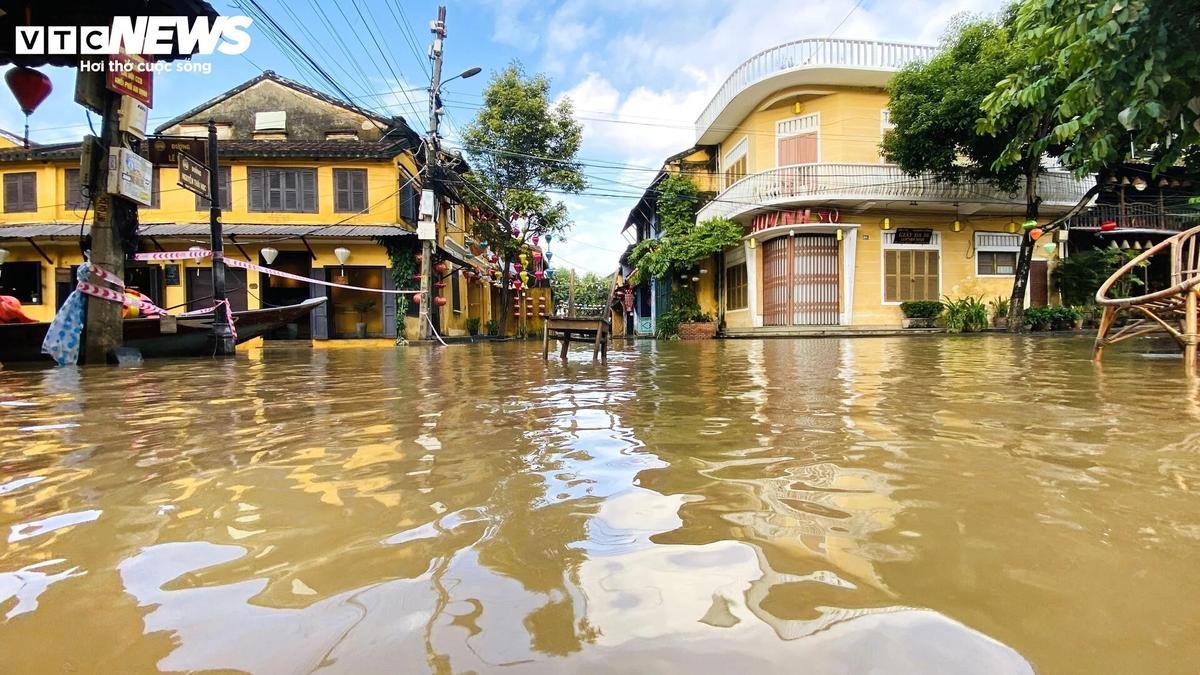 Hình ảnh Hội An chìm trong nước lũ, người dân chèo thuyền bè đi lại Ảnh 2