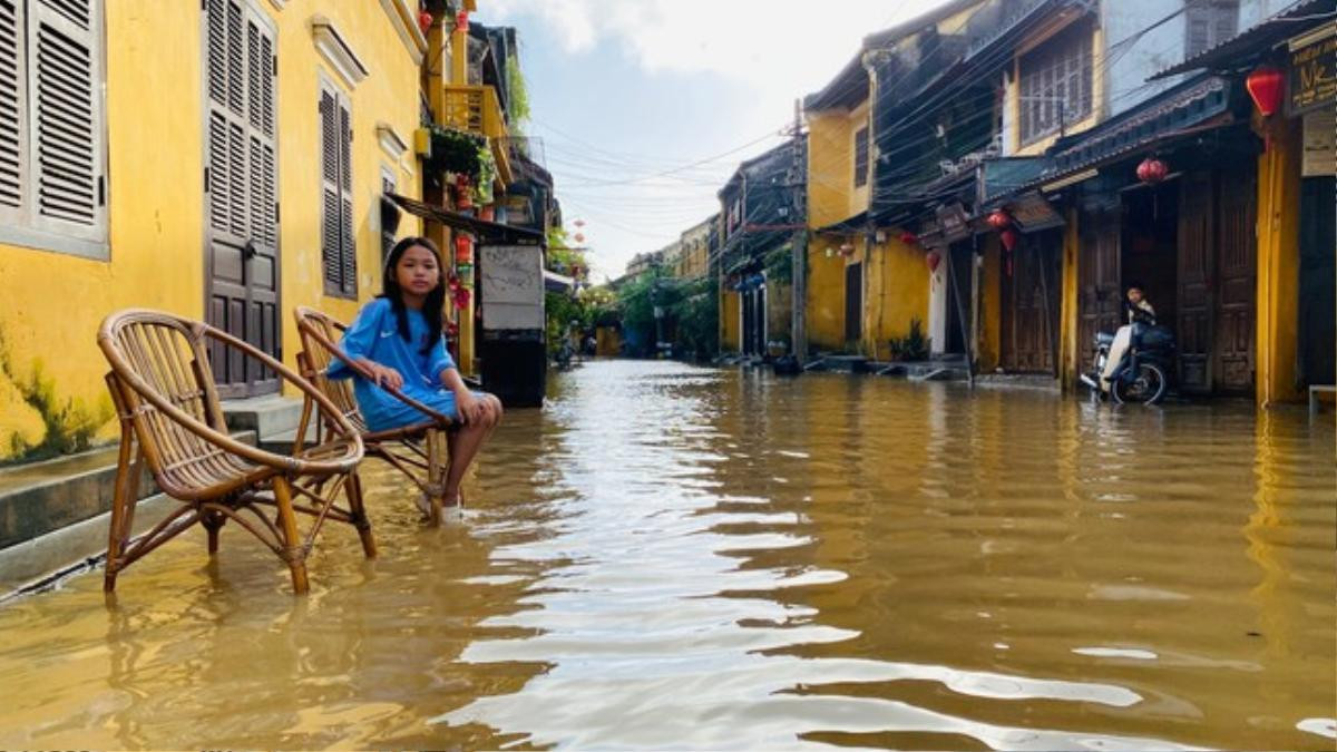 Hình ảnh Hội An chìm trong nước lũ, người dân chèo thuyền bè đi lại Ảnh 11