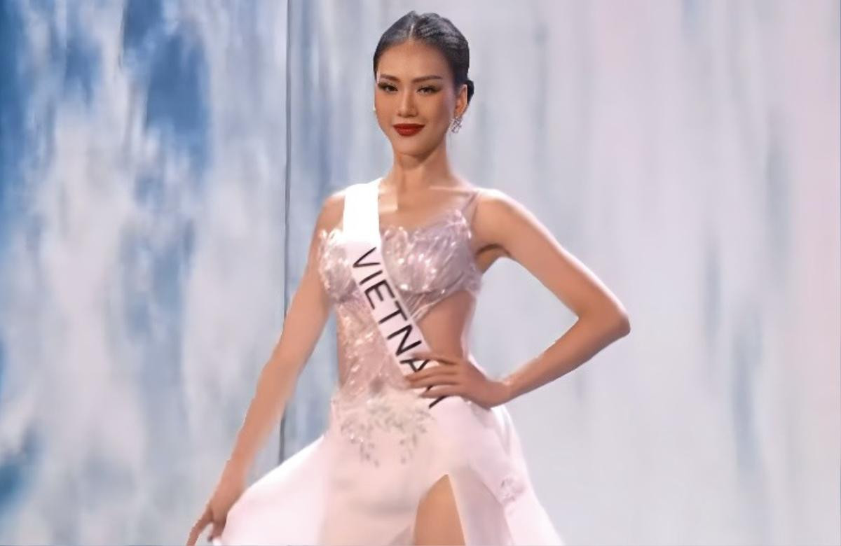 Bùi Quỳnh Hoa tại bán kết Miss Universe: Catwalk bikini tranh cãi, màn xoay váy dạ hội gây chú ý Ảnh 5