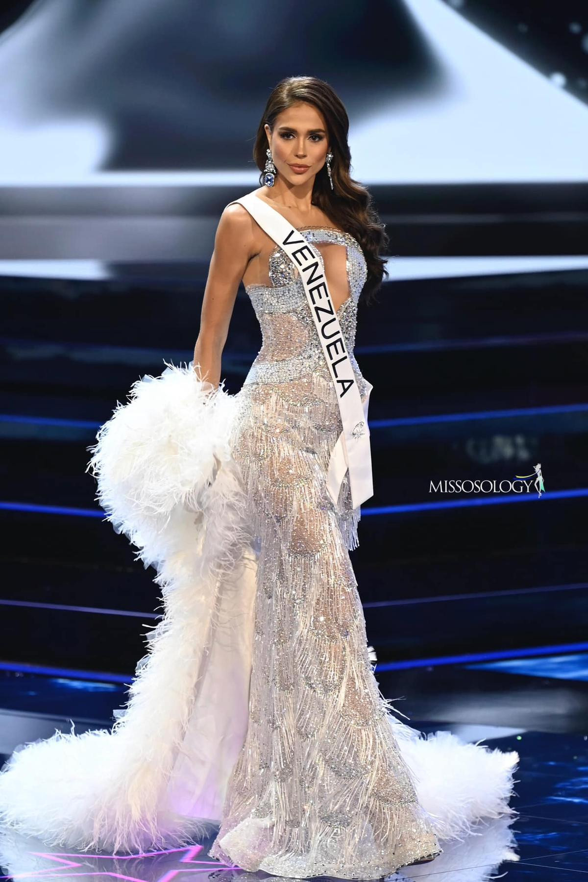 10 bộ váy dạ hội đẹp nhất bán kết Miss Universe: Bùi Quỳnh Hoa bung tà có đủ ấn tượng? Ảnh 6