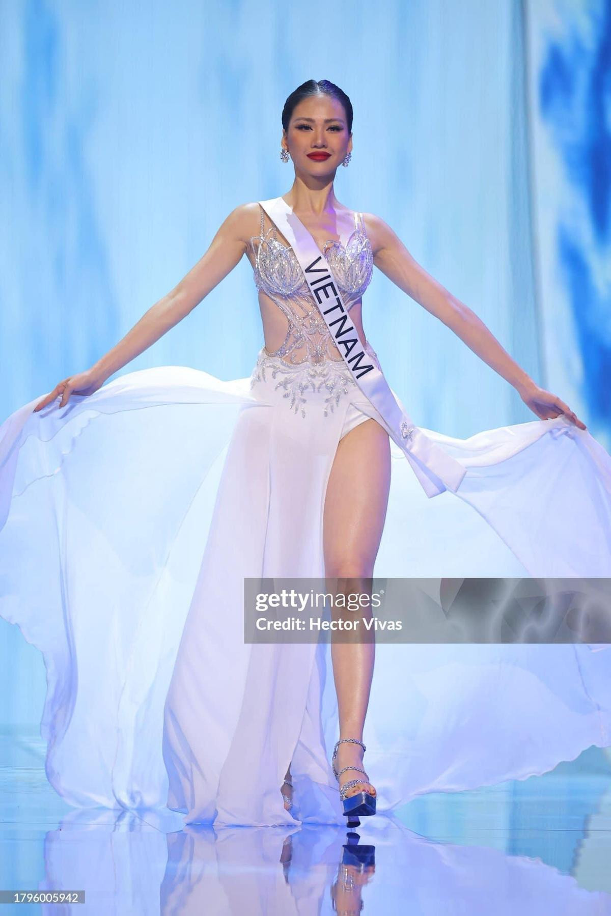 Bùi Quỳnh Hoa 'xin vía' intop của Hoàng Thùy tại Miss Universe: Cứ váy trắng, tà bay là đẹp miễn bàn! Ảnh 3