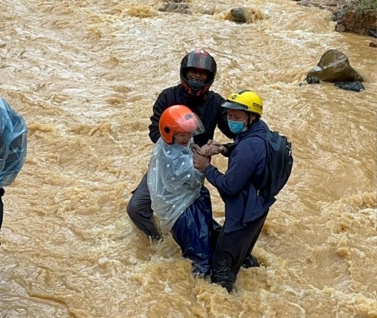 Xúc động hình ảnh người dân cõng cô giáo vượt dòng nước lũ đến trường ở Quảng Trị Ảnh 2