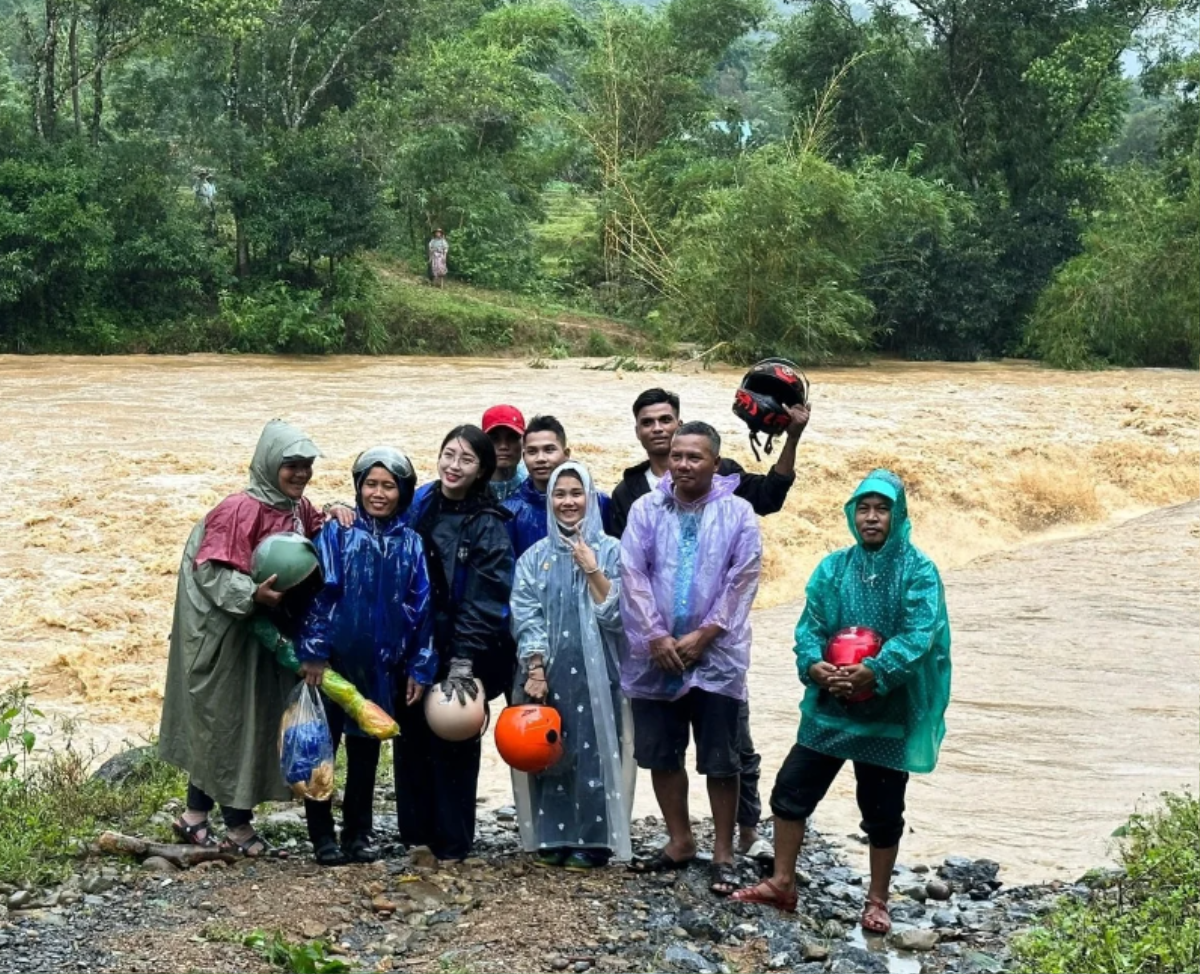 Xúc động hình ảnh người dân cõng cô giáo vượt dòng nước lũ đến trường ở Quảng Trị Ảnh 4