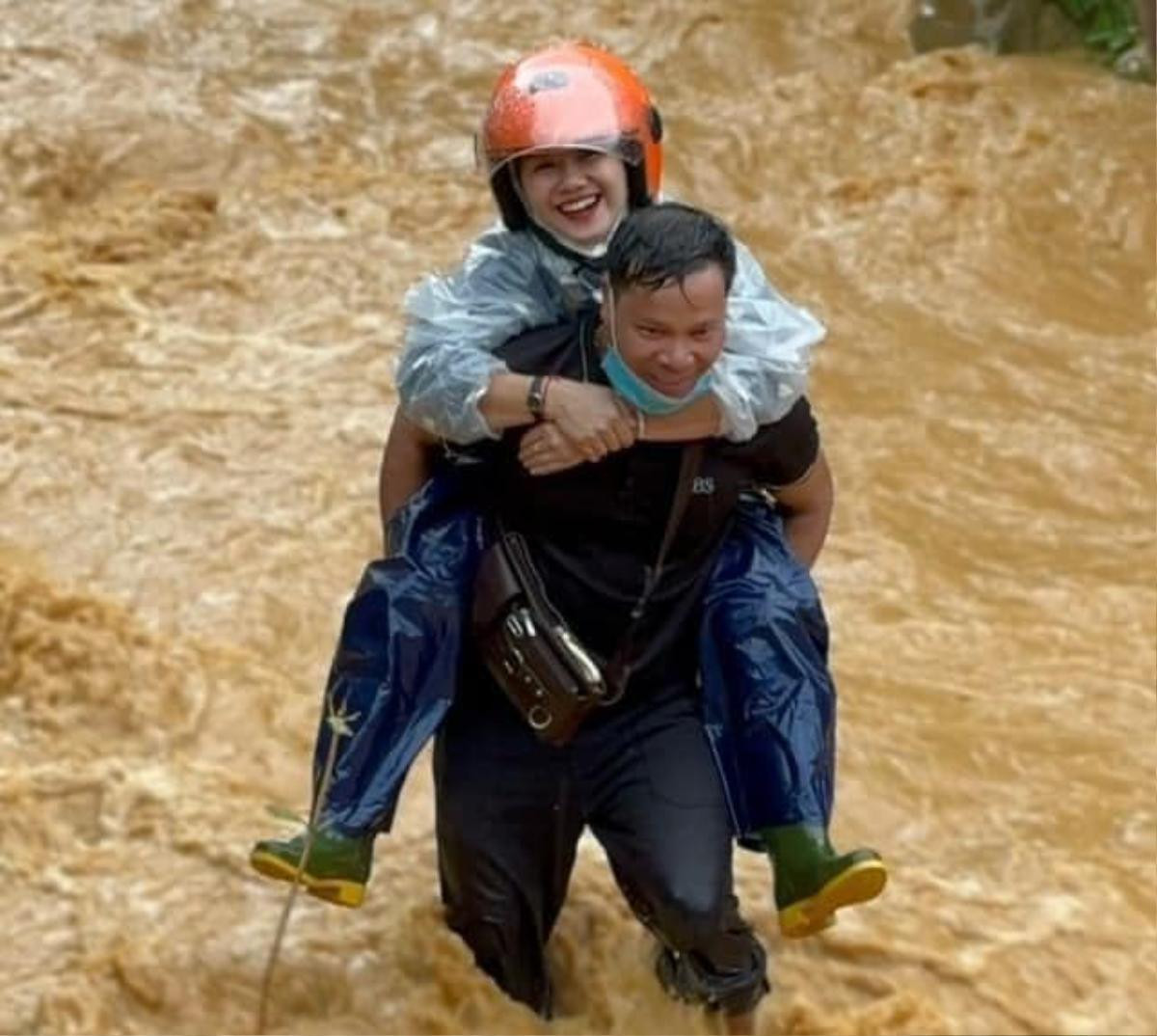 Xúc động hình ảnh người dân cõng cô giáo vượt dòng nước lũ đến trường ở Quảng Trị Ảnh 1