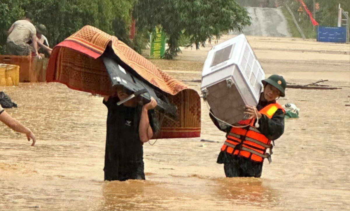 Thừa Thiên Huế mưa lũ bất thường lên mức kỷ lục trong 10 năm qua, bao giờ mới hết mưa? Ảnh 1