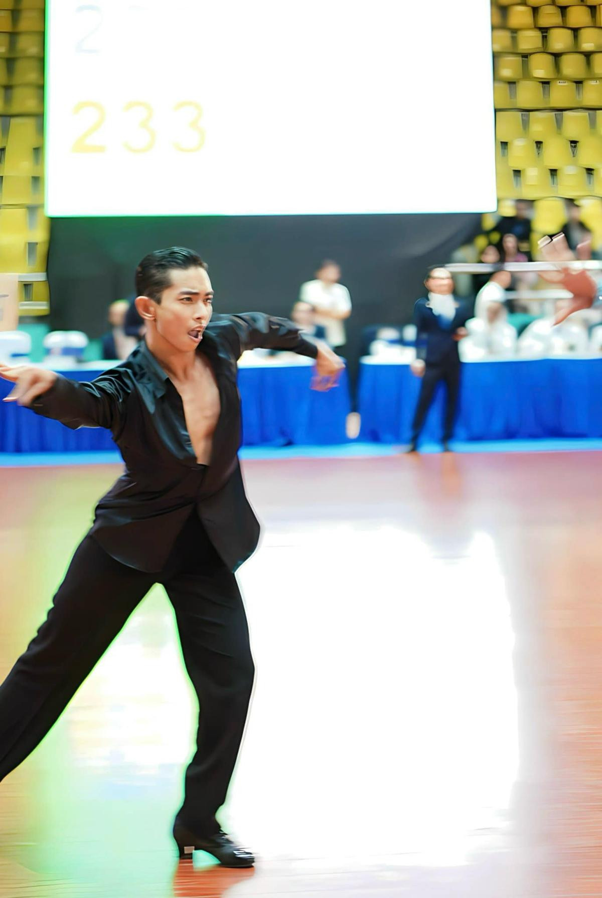 Bị chê nhảy không bằng dancesport nghiệp dư, ông xã Khánh Thi có phản ứng chú ý Ảnh 1