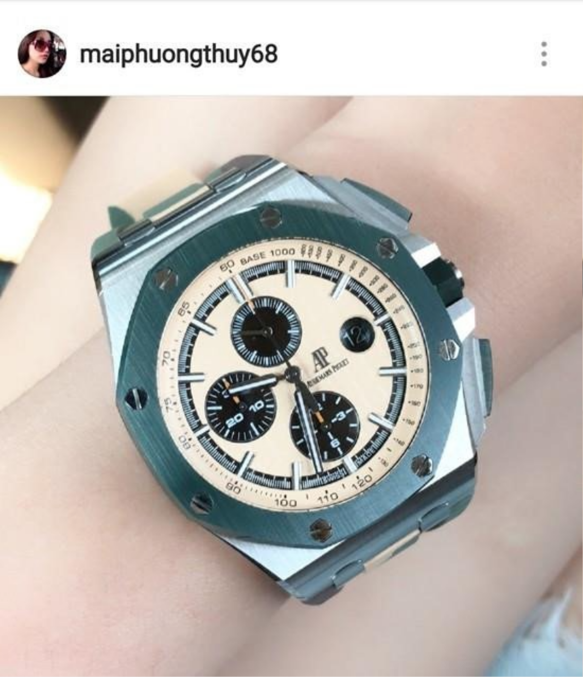 Cô đầu tư thêm phên bản Royal Oak Offshore Chronograph to, mạnh mẽ hơn có màu bạc của Audemars Piguet với giá hơn 1 tỷ.