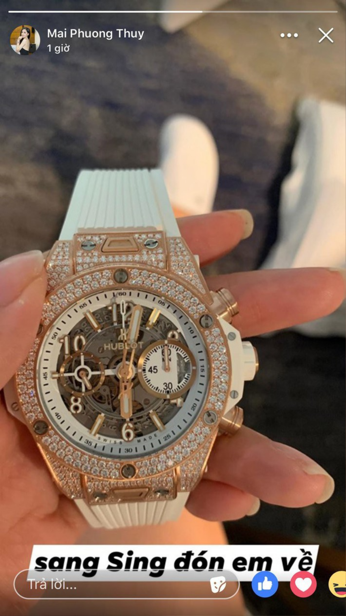 Chiếc Hublot Big Bang Unico King Gold White được đính kim cương dày đặc với giá hơn EUR 54,900 (tương đương gần 1,5 tỷ) là một trong những món đồ của nàng hậu khiến cộng đồng mạng phải trầm trồ. 