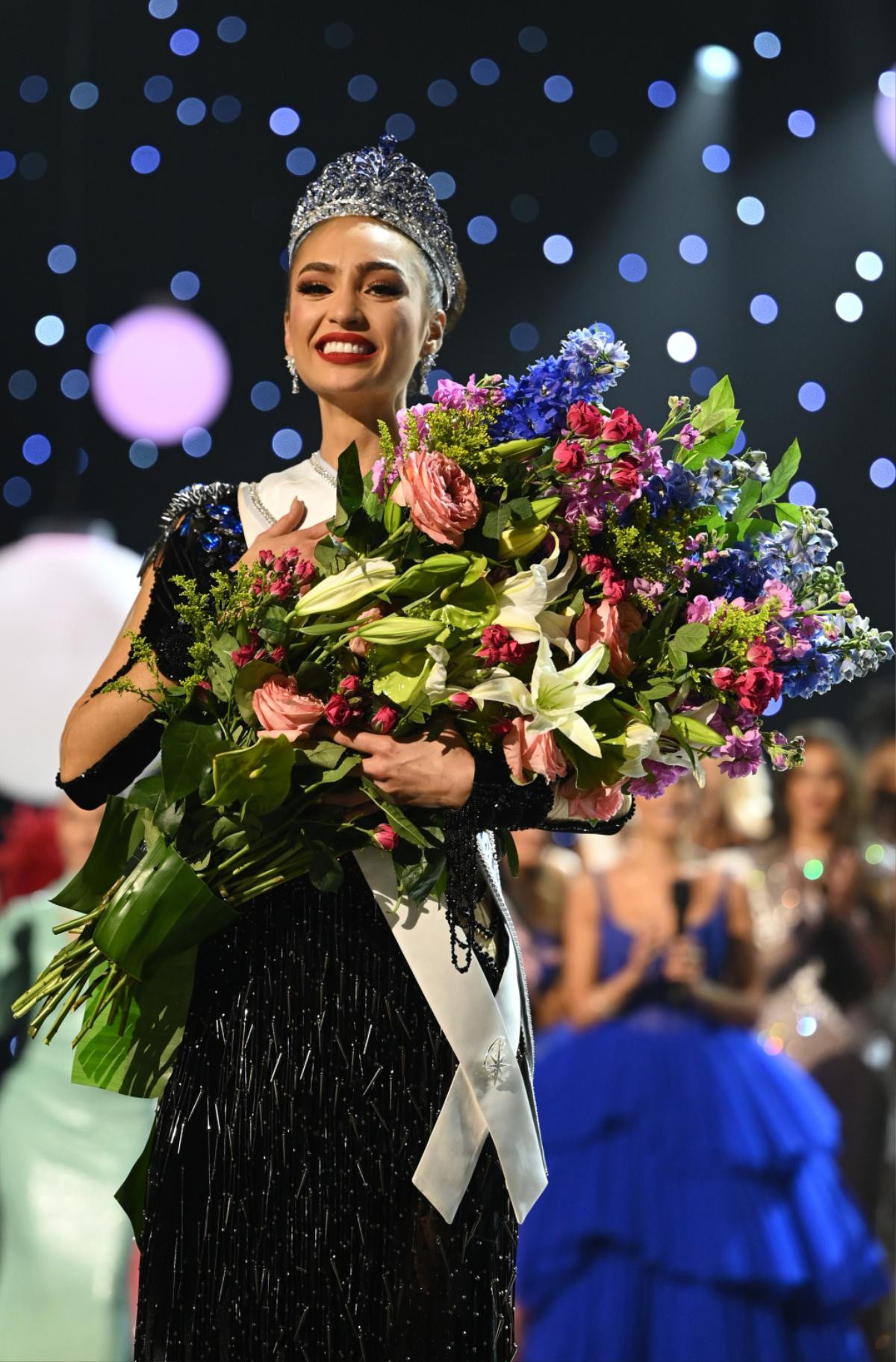 Hoa hậu R'Bonney Gabriel ướt hoen mi trong màn final walk tại Miss Universe 2023 Ảnh 6