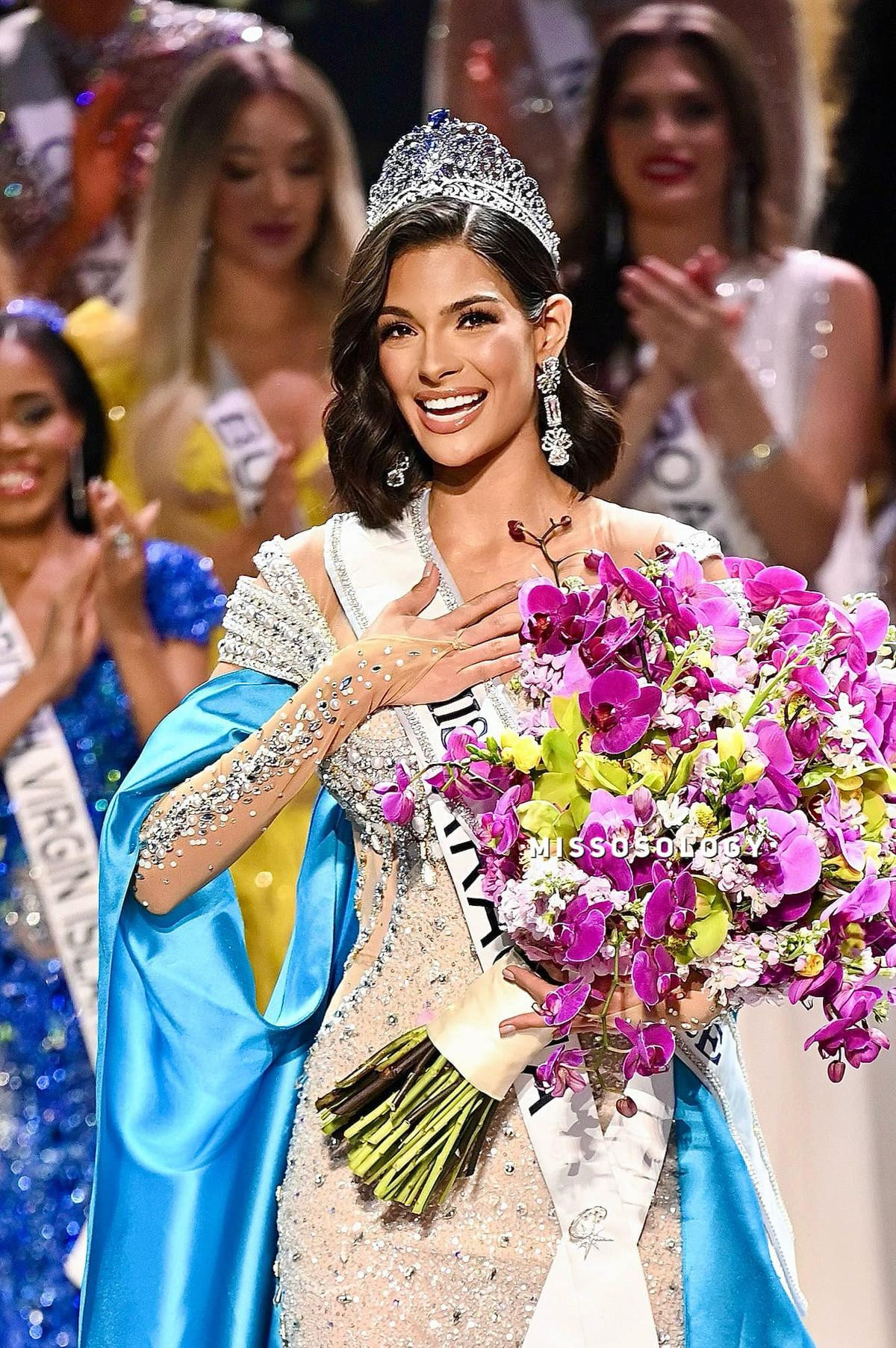 Diện váy lấp lánh, Bùi Quỳnh Hoa đứng vỗ tay chúc mừng Tân Hoa hậu: Được Miss Universe 'bù đắp' phút cuối Ảnh 1