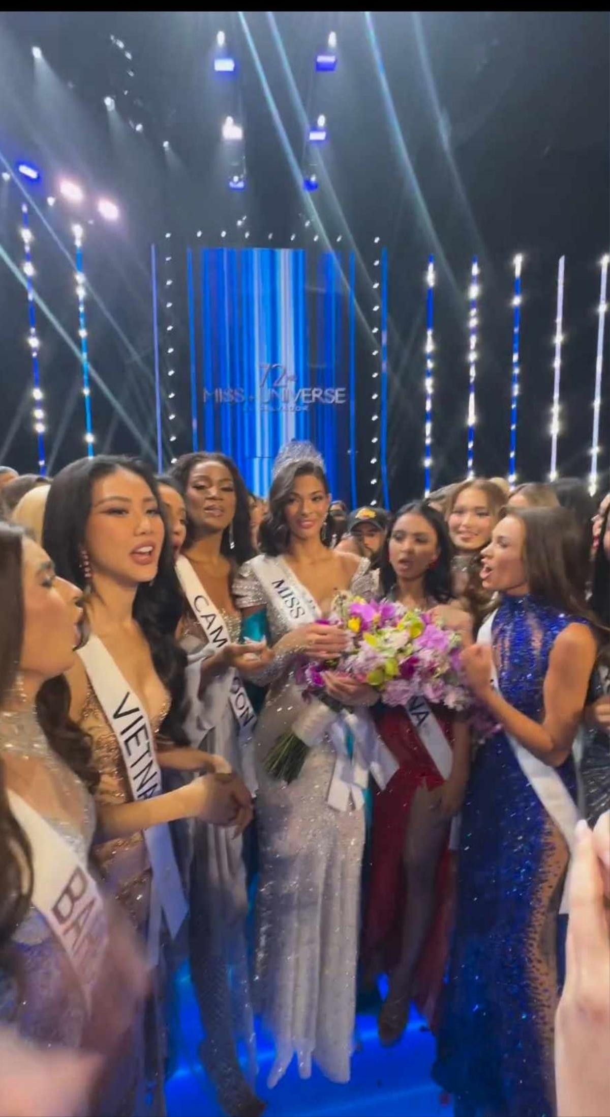 Diện váy lấp lánh, Bùi Quỳnh Hoa đứng vỗ tay chúc mừng Tân Hoa hậu: Được Miss Universe 'bù đắp' phút cuối Ảnh 3