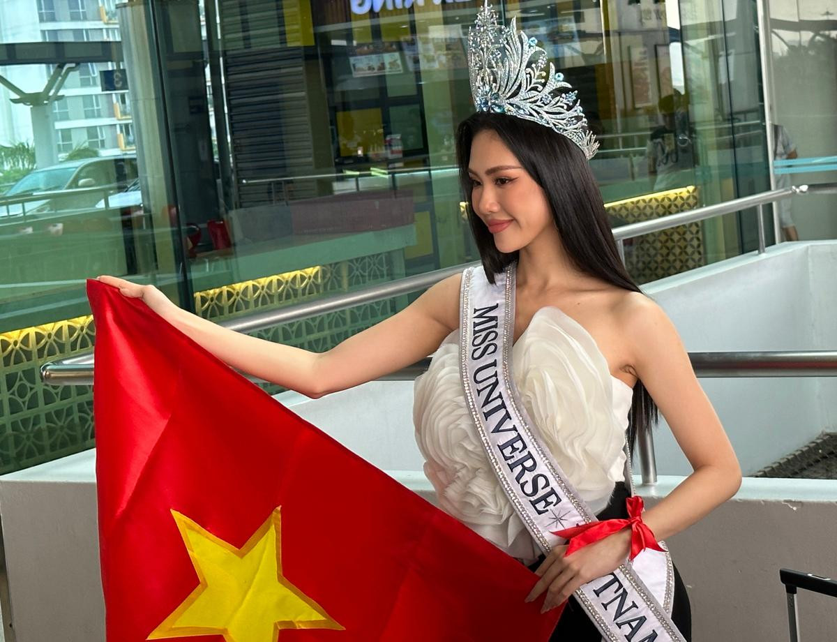 Bùi Quỳnh Hoa đội vương miện 'khủng' lên đường thi Miss Universe, BGK MUVN có hành động gây chú ý Ảnh 5