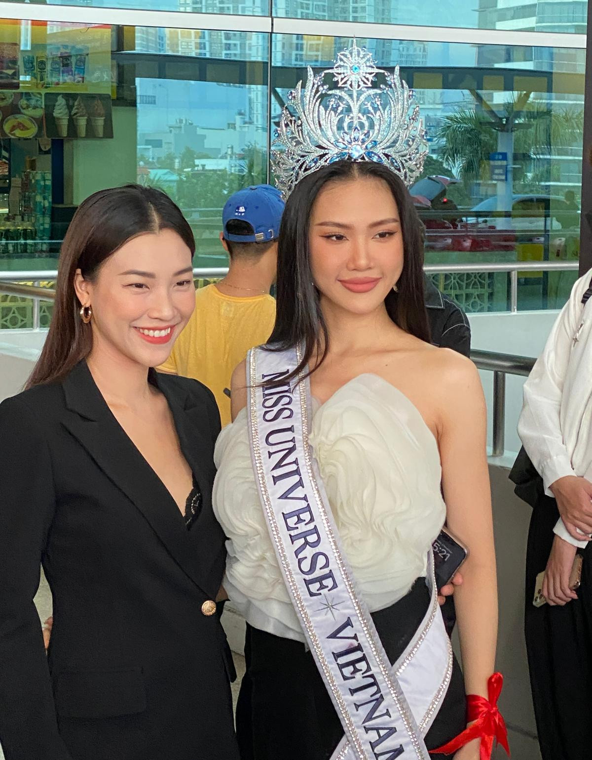 Bùi Quỳnh Hoa đội vương miện 'khủng' lên đường thi Miss Universe, BGK MUVN có hành động gây chú ý Ảnh 3