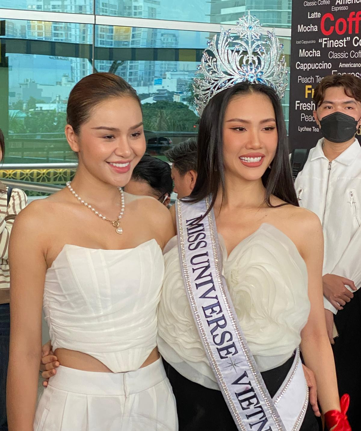 Bùi Quỳnh Hoa đội vương miện 'khủng' lên đường thi Miss Universe, BGK MUVN có hành động gây chú ý Ảnh 4