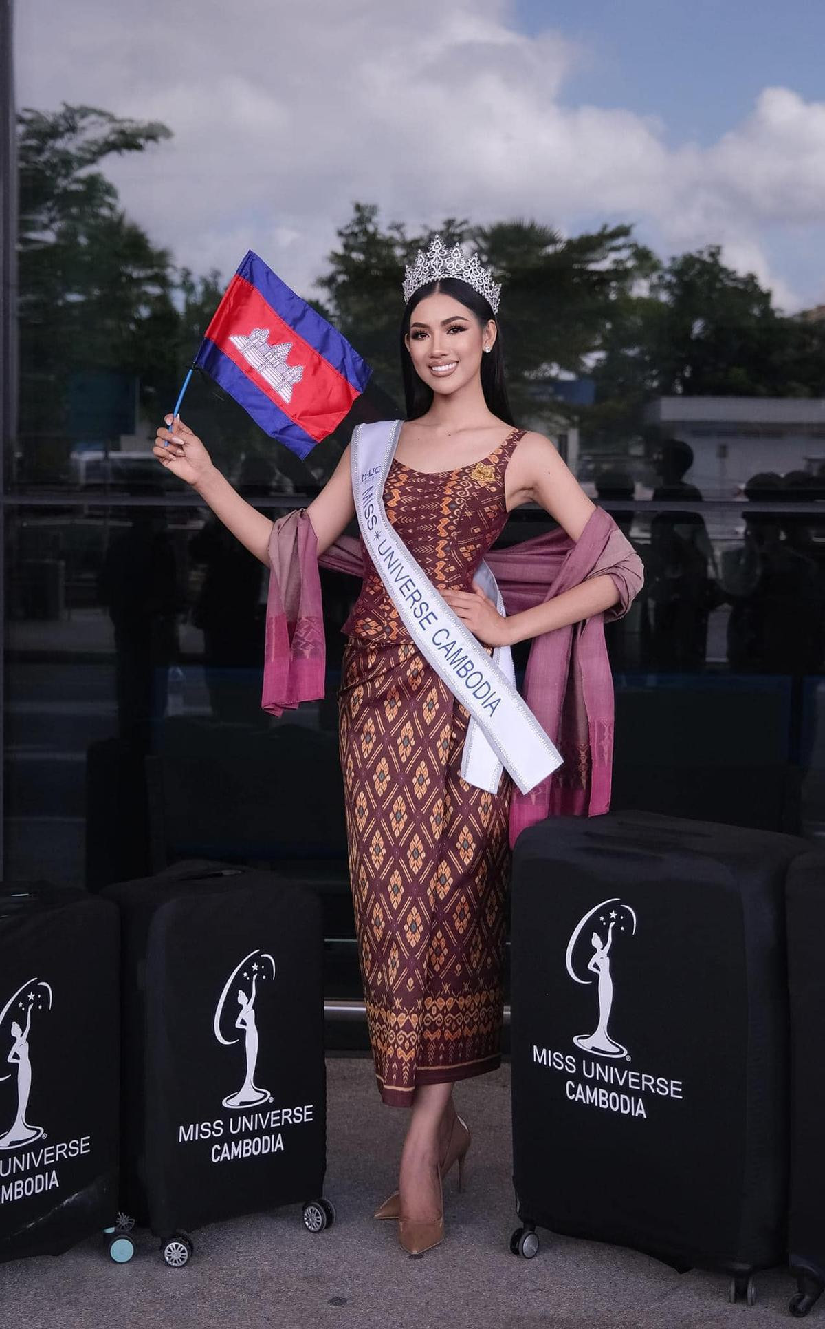 Chấm điểm thời trang sân bay của dàn Miss Universe: Bùi Quỳnh Hoa cân nổi chị đẹp Thái Lan không? Ảnh 16