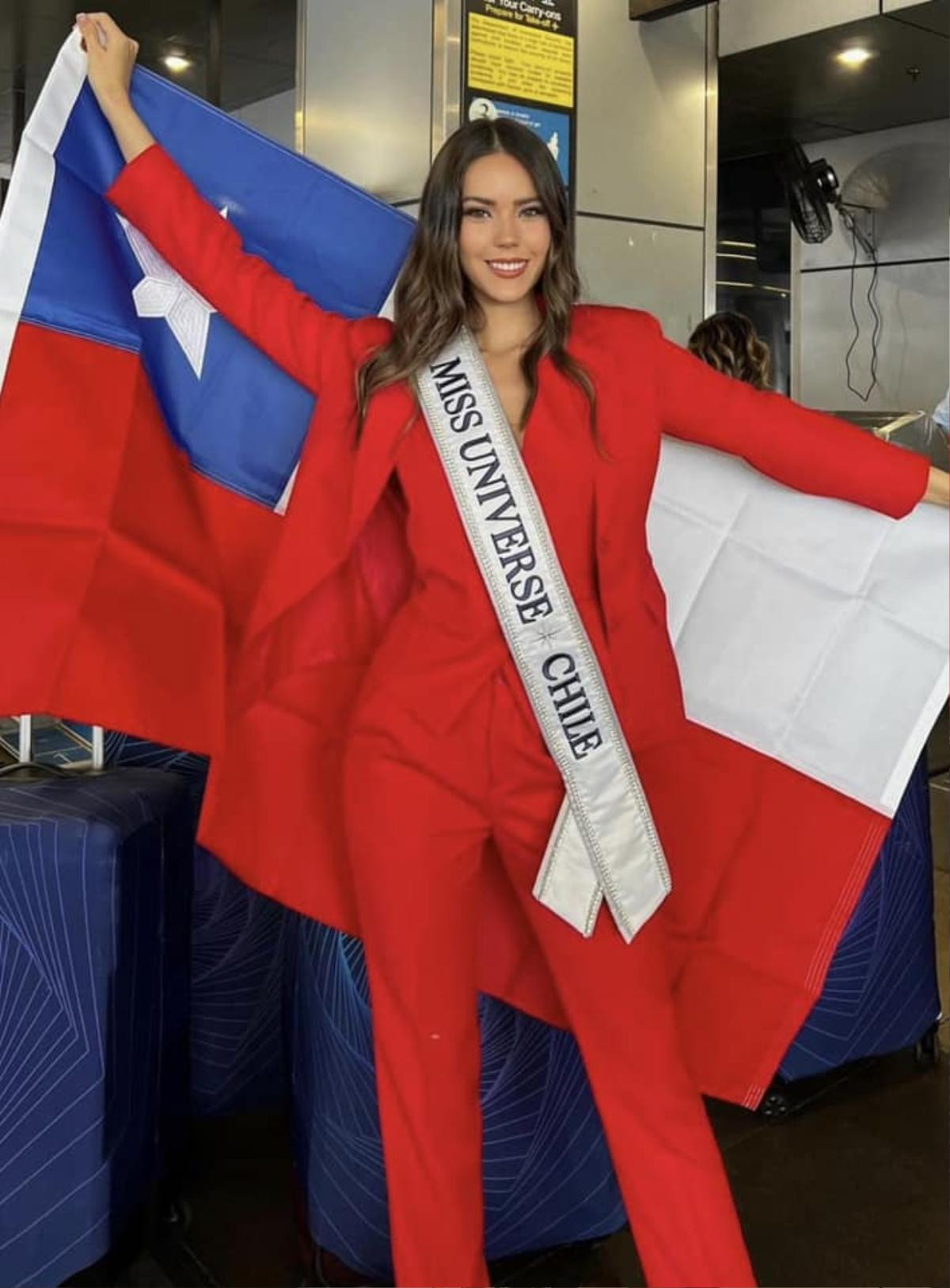 Chấm điểm thời trang sân bay của dàn Miss Universe: Bùi Quỳnh Hoa cân nổi chị đẹp Thái Lan không? Ảnh 15