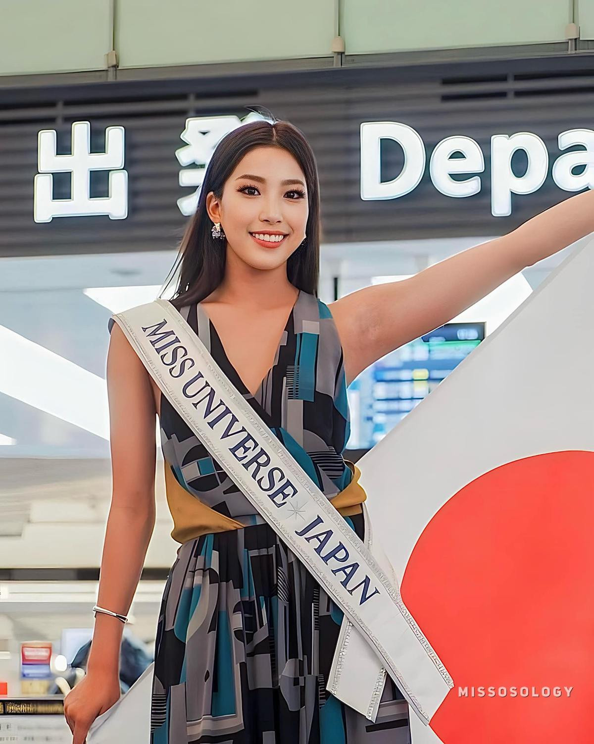 Chấm điểm thời trang sân bay của dàn Miss Universe: Bùi Quỳnh Hoa cân nổi chị đẹp Thái Lan không? Ảnh 9