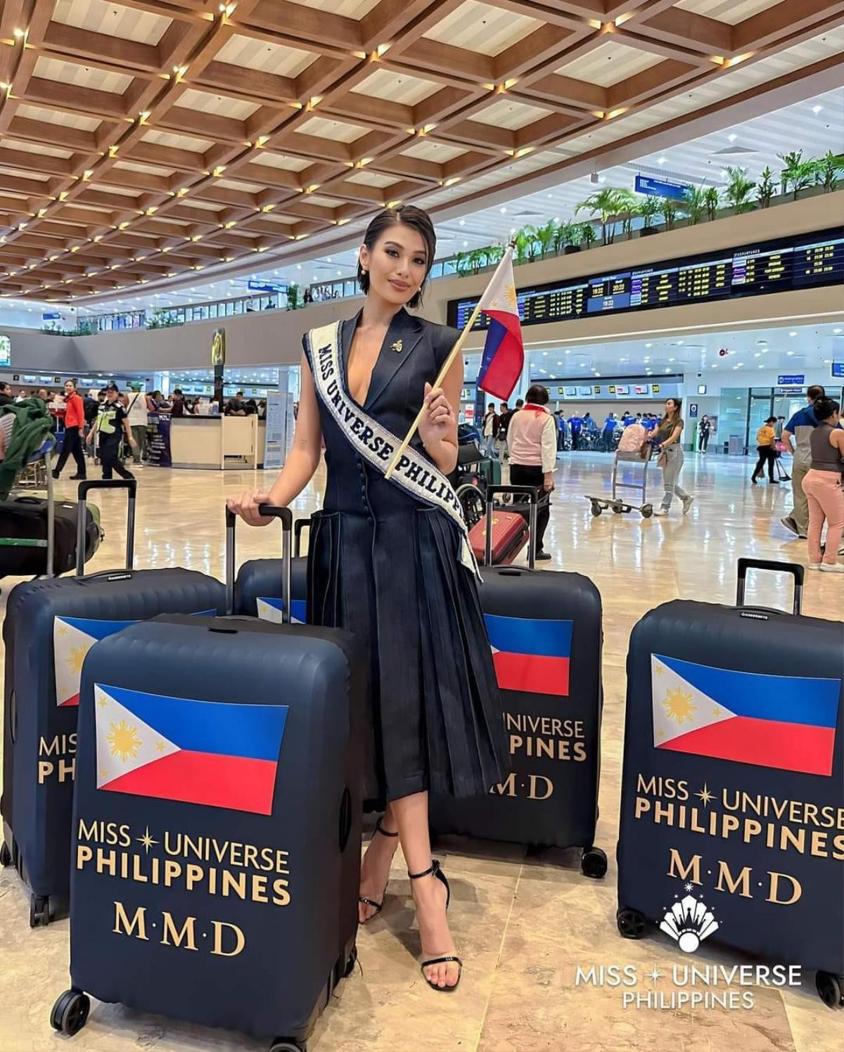 Chấm điểm thời trang sân bay của dàn Miss Universe: Bùi Quỳnh Hoa cân nổi chị đẹp Thái Lan không? Ảnh 4