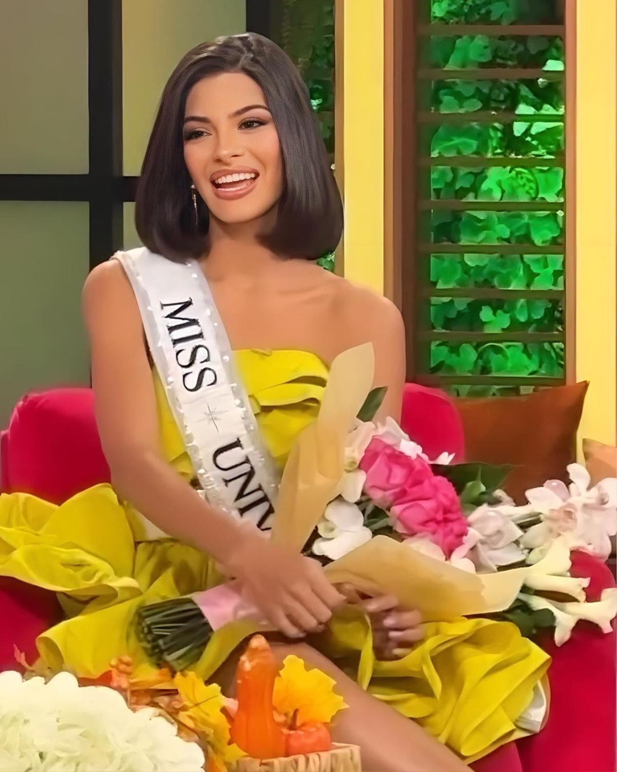 Tân Hoa hậu Hoàn vũ diện váy vàng khoe chân dài, lấn át cả cựu Miss Universe 2020 Ảnh 2