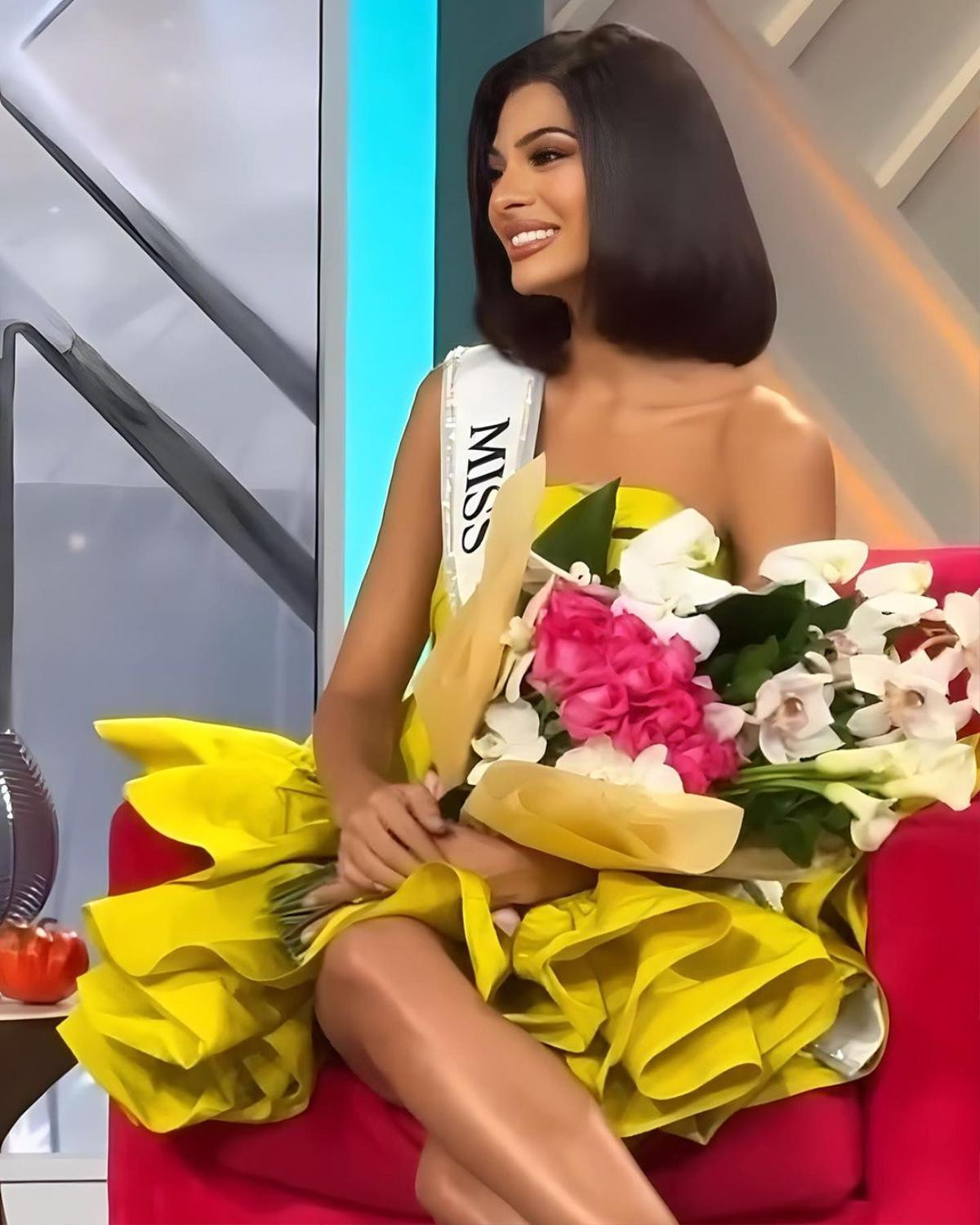 Tân Hoa hậu Hoàn vũ diện váy vàng khoe chân dài, lấn át cả cựu Miss Universe 2020 Ảnh 3