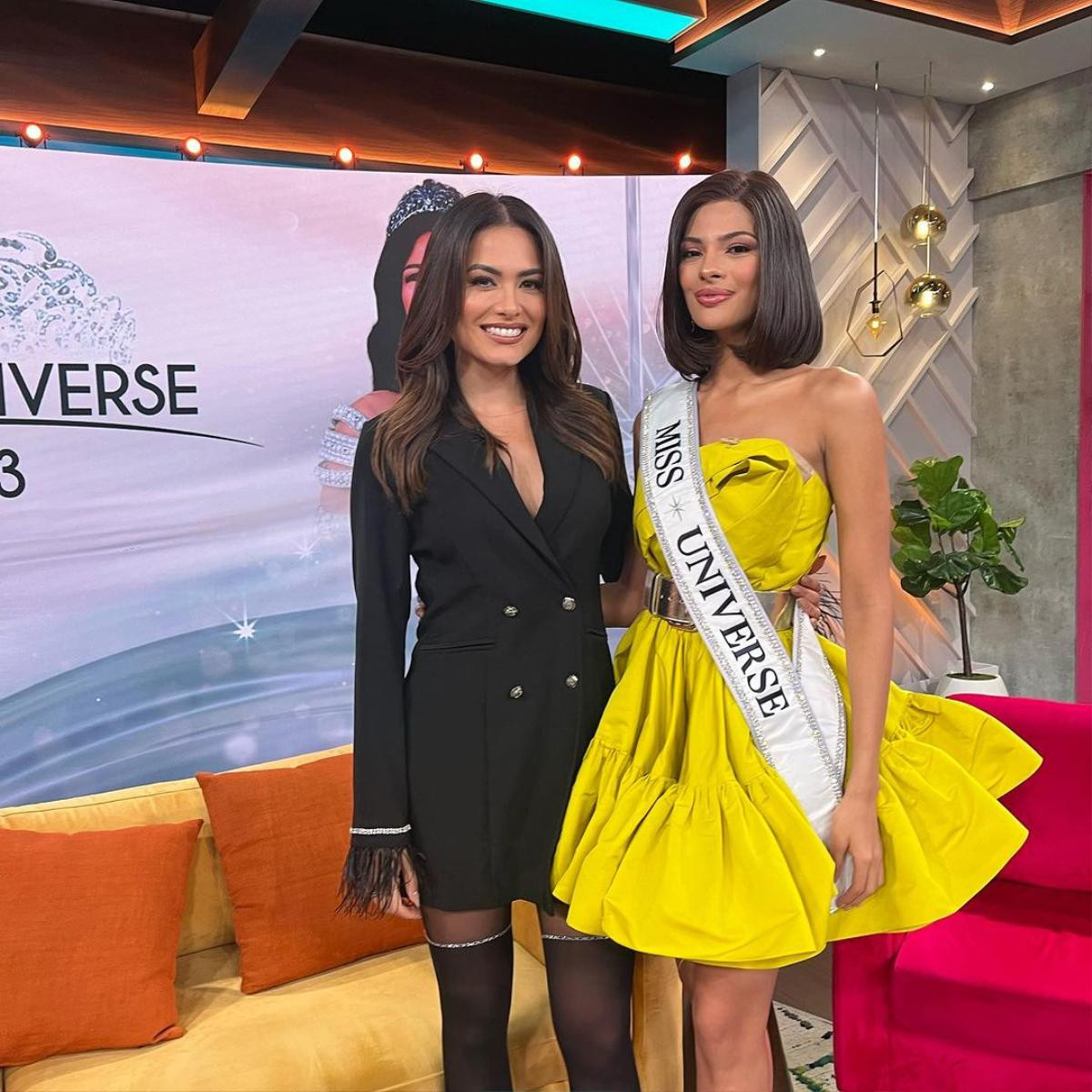 Tân Hoa hậu Hoàn vũ diện váy vàng khoe chân dài, lấn át cả cựu Miss Universe 2020 Ảnh 5