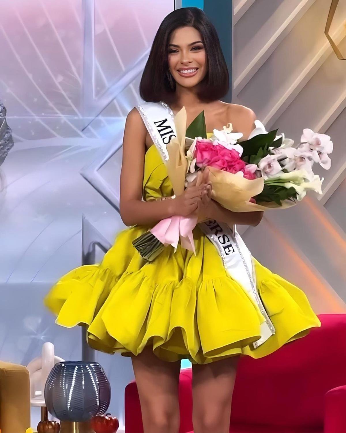 Tân Hoa hậu Hoàn vũ diện váy vàng khoe chân dài, lấn át cả cựu Miss Universe 2020 Ảnh 4