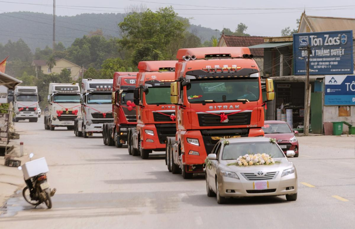 Độc lạ Hà Tĩnh: Chú rể dùng 50 xe container đi rước dâu Ảnh 4