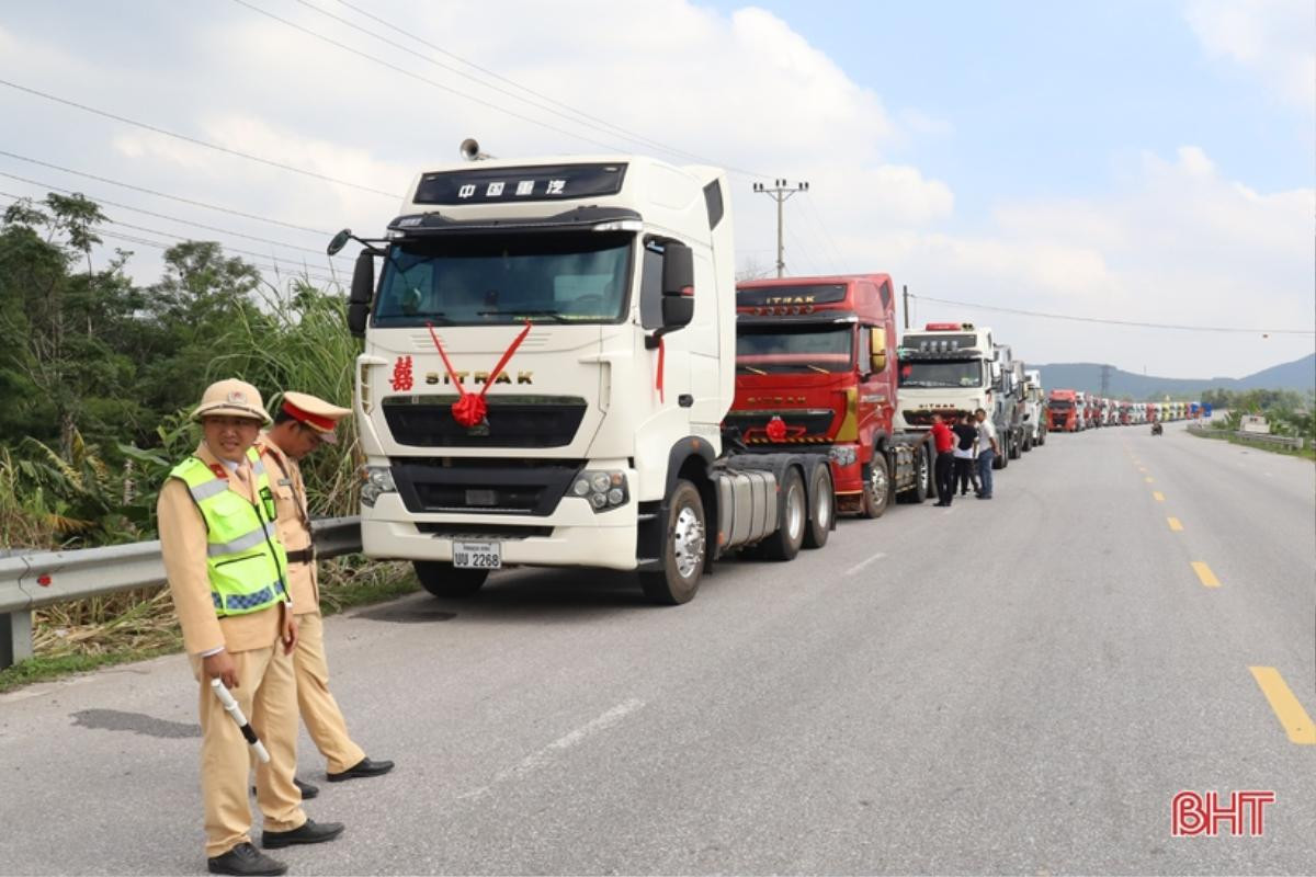 Độc lạ Hà Tĩnh: Chú rể dùng 50 xe container đi rước dâu Ảnh 2