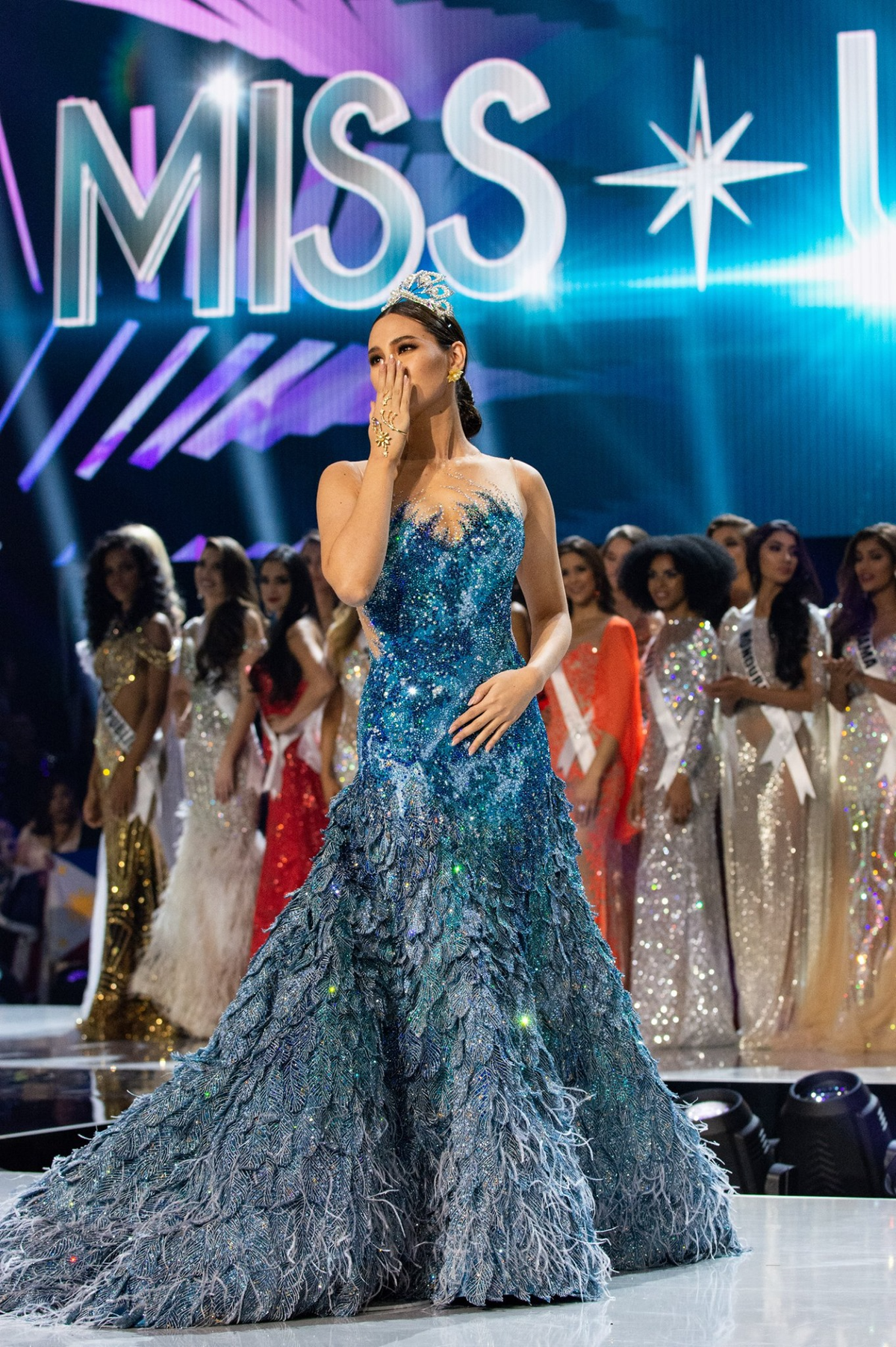 Điểm lại những màn final-walk chiếm spotlight tại Miss Universe: Pia, Catriona chưa 'ô dề' bằng một người Ảnh 4