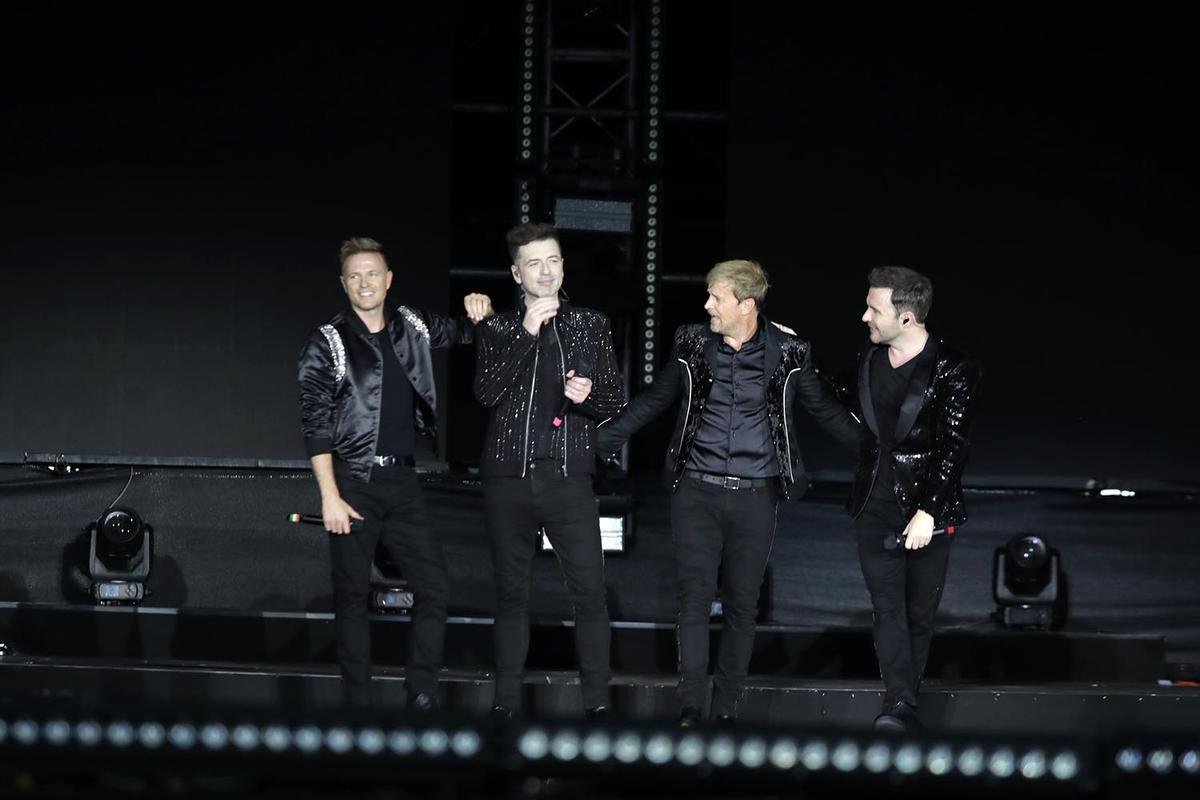 Khoảnh khắc đắt giá trong concert Westlife: Hát cùng fan nữ, khán giả lớn tuổi say sưa hòa giọng Ảnh 3